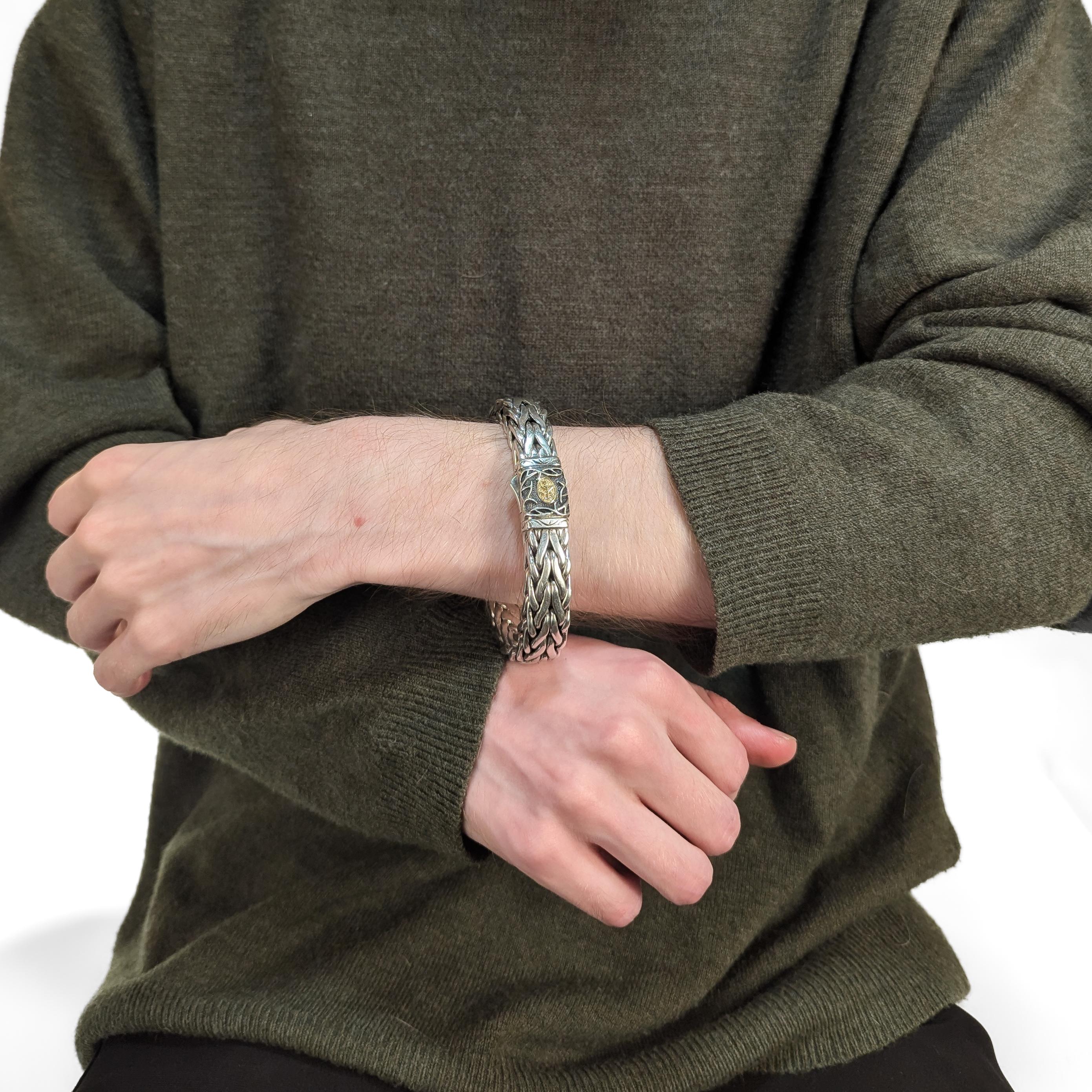 Un bracelet Doberman en argent, signé et de forte épaisseur.

Par Scott Kaye.

En argent sterling avec des accents en or jaune 18 carats.

Le fermoir de la boîte est orné d'un 