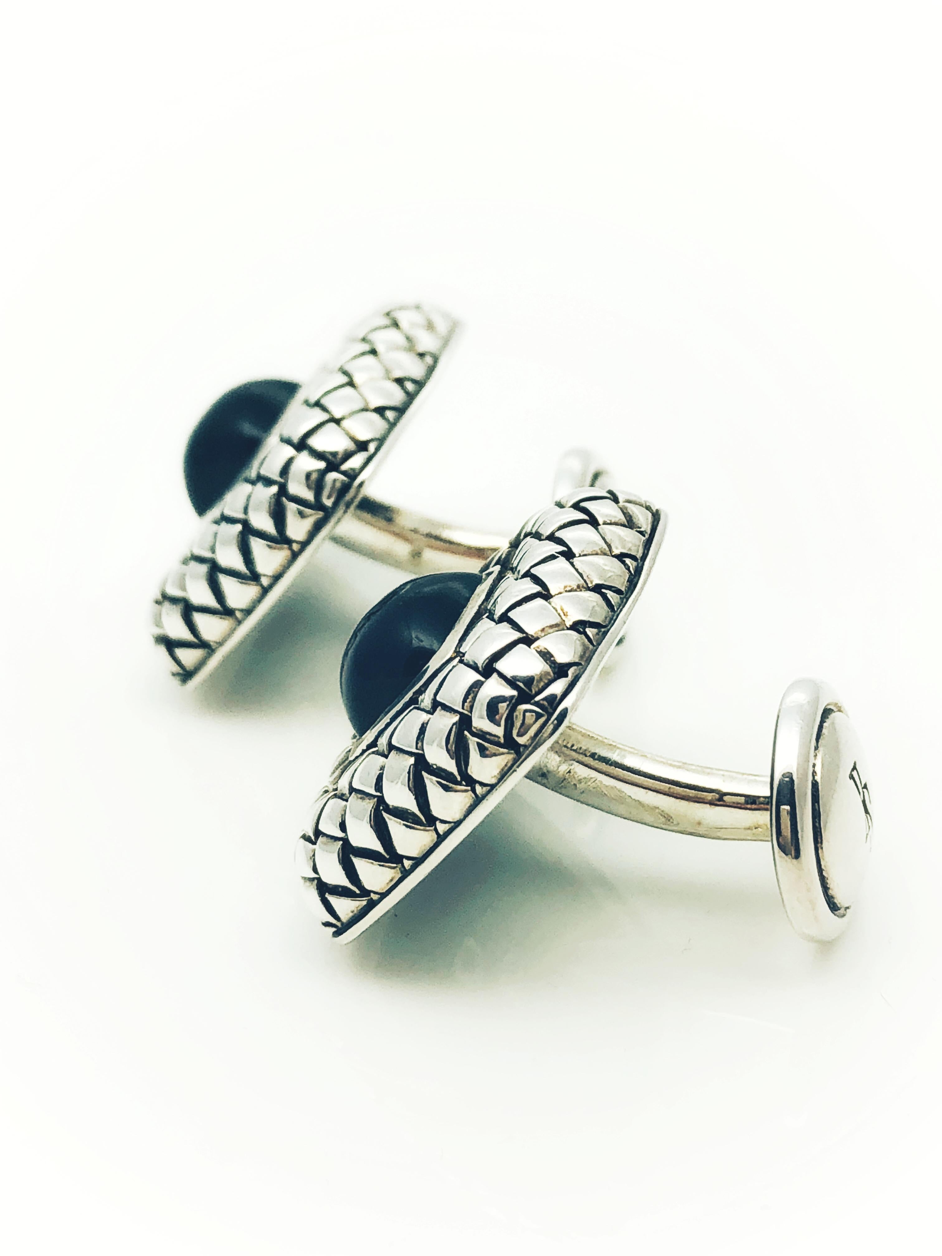 This is a gorgeous set of Scott Kay Cufflinks. They are made in sterling silver and have a smooth, rounded onyx stone at the center. The silver is in the signature Scott Kay basket weave style. The cufflinks measure 3/4 inch square and weigh 31.1