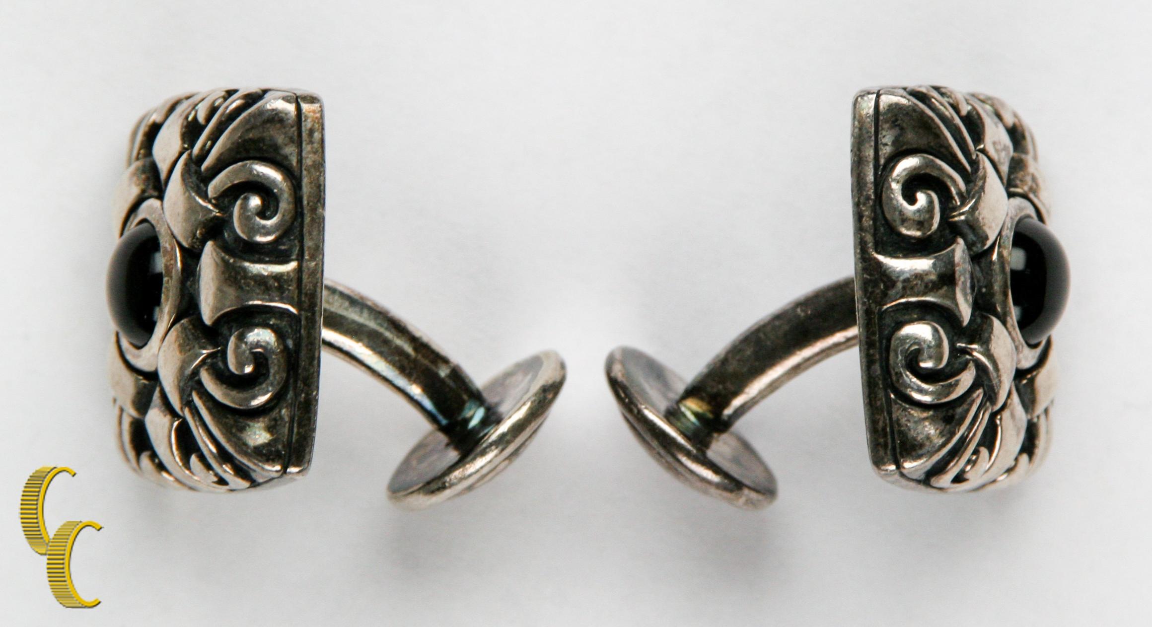 Las joyas Scott Kay son conocidas por su plata de ley de primera calidad y su fina artesanía.
Peso: 30,0 gramos.
Mide aproximadamente 2,5 x 2,5 cm.
Diseño decorativo ornamentado de plata de ley con ónice redondo en el centro.
Iniciales del diseñador
