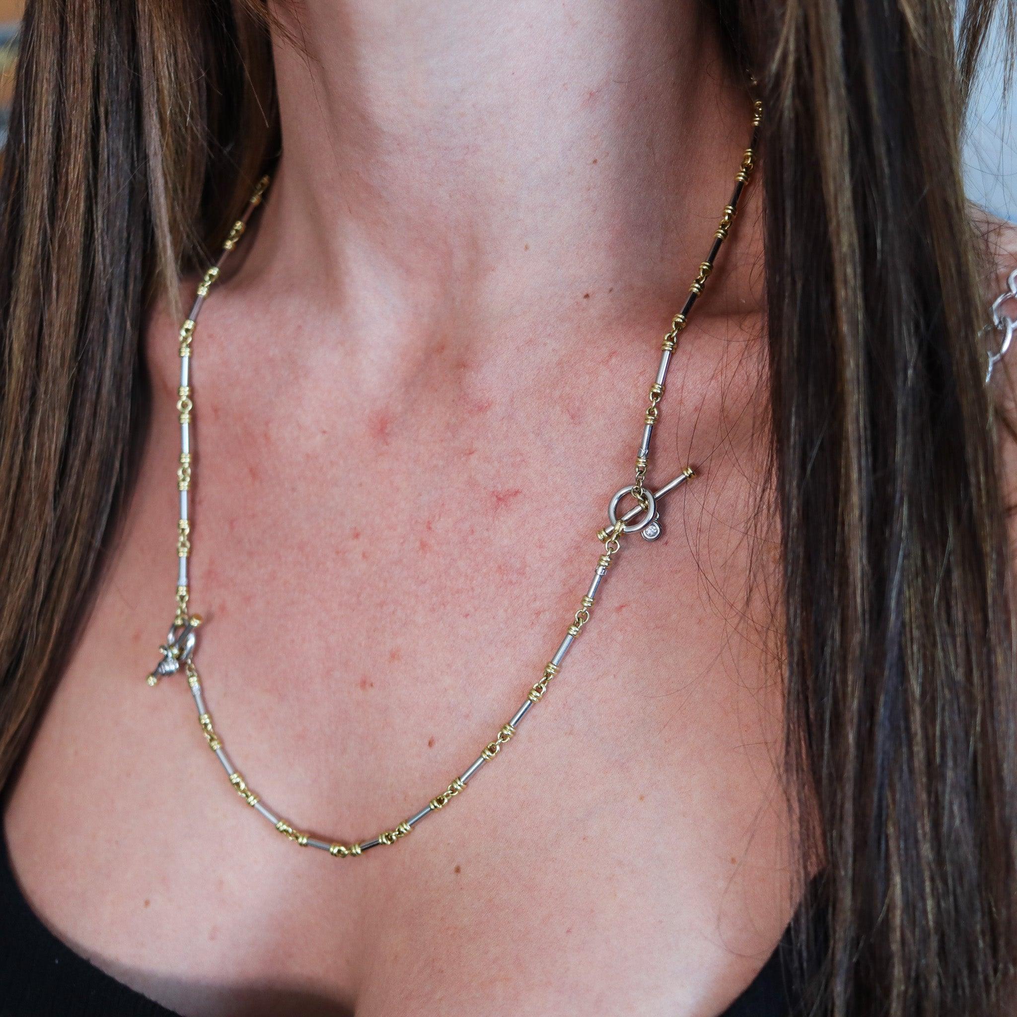 Toggle-Kette, entworfen von Scott Kaye.

Dies ist eine wunderschöne Kette, die von dem amerikanischen Schmuckdesigner Scott Kaye entworfen wurde. Die Kette wurde im zeitgenössischen Look aus massivem .950/.999 Platin und 18-karätigem Gelbgold mit
