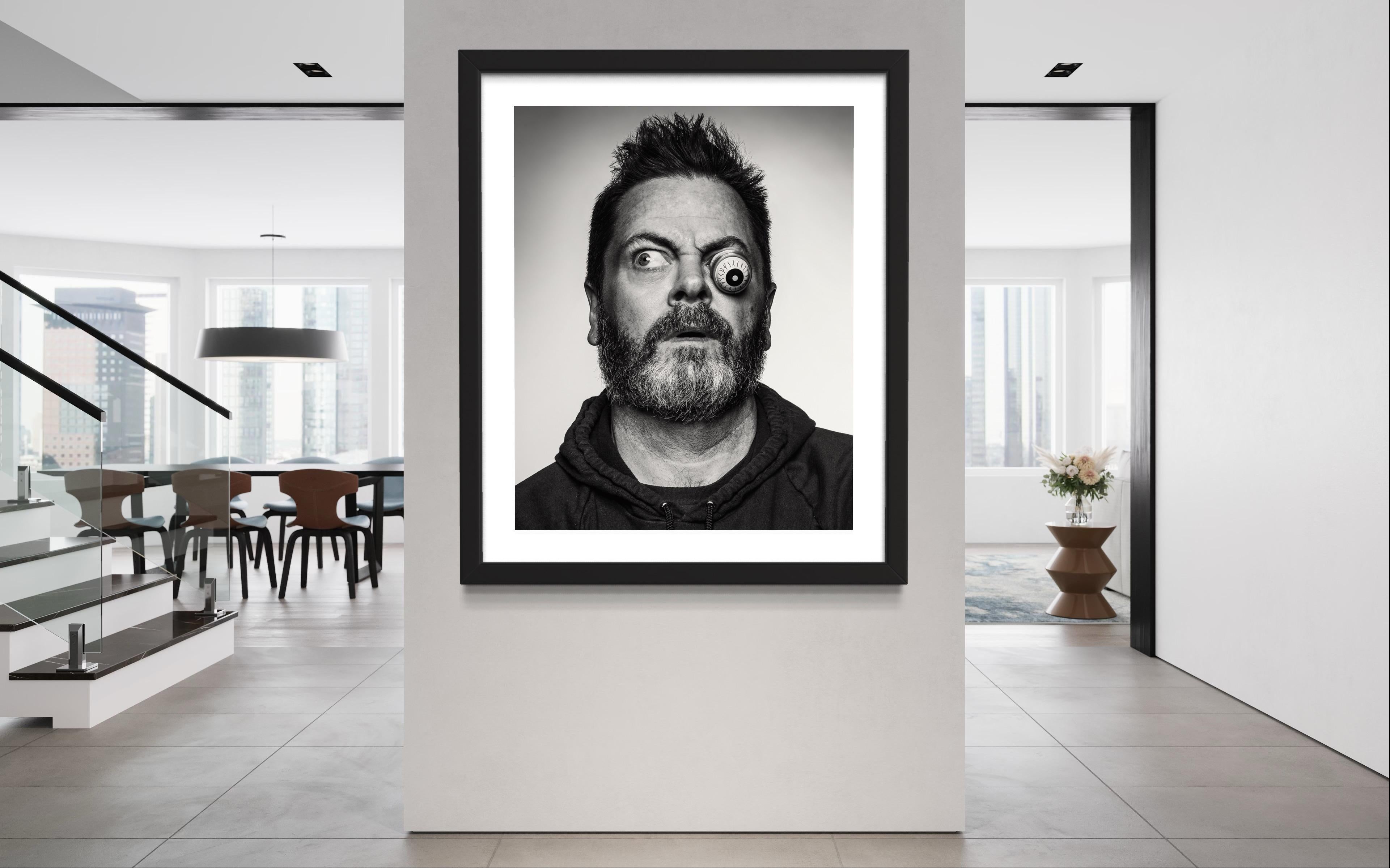 Portrait de Nick Offerman avec un œil ondulé - Photograph de Scott McDermott