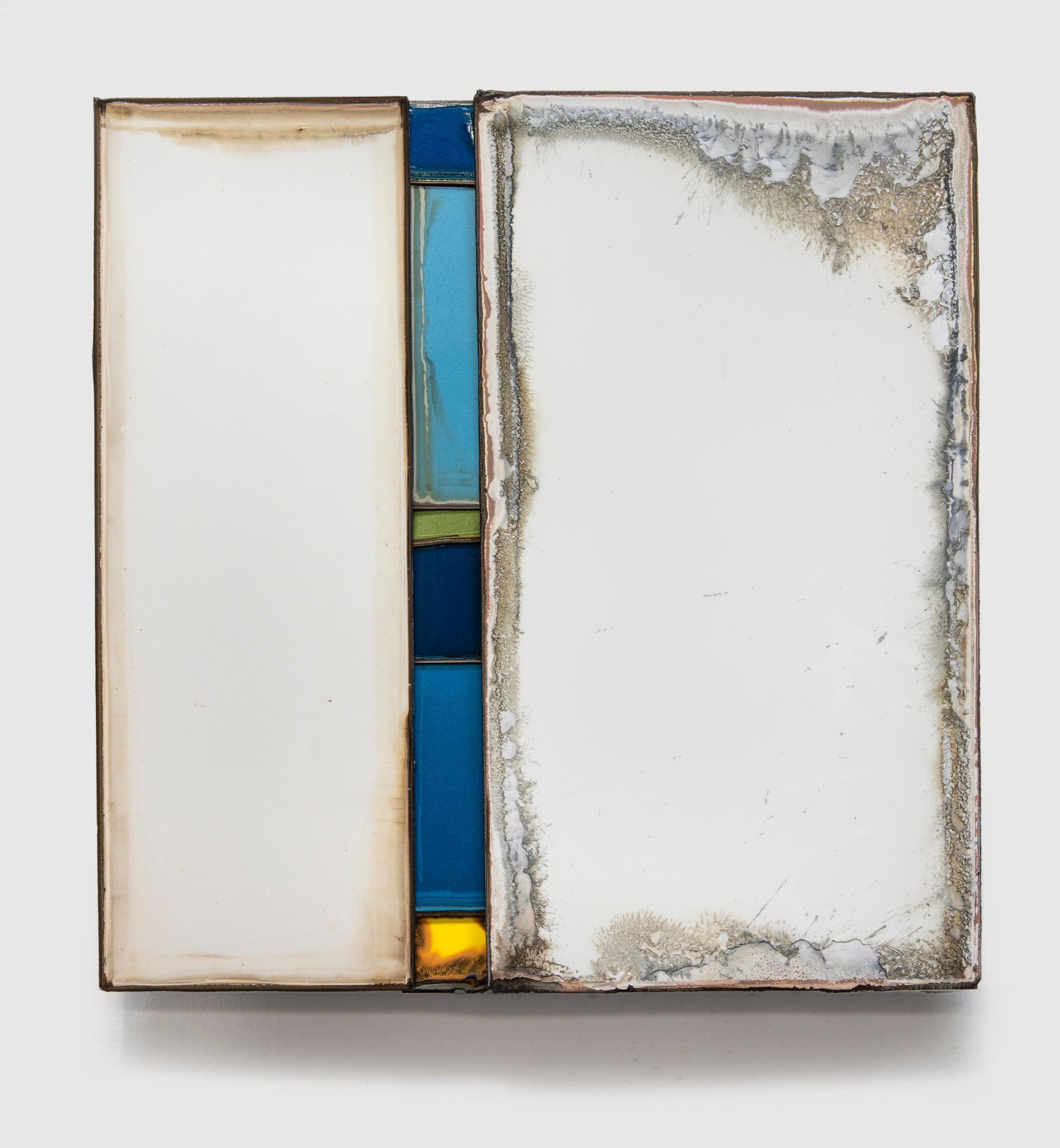 Abstract Painting Scott McMullin - Blue Streak - composition 3D abstraite blanche, verte et bleue utilisant des pièces de voitures