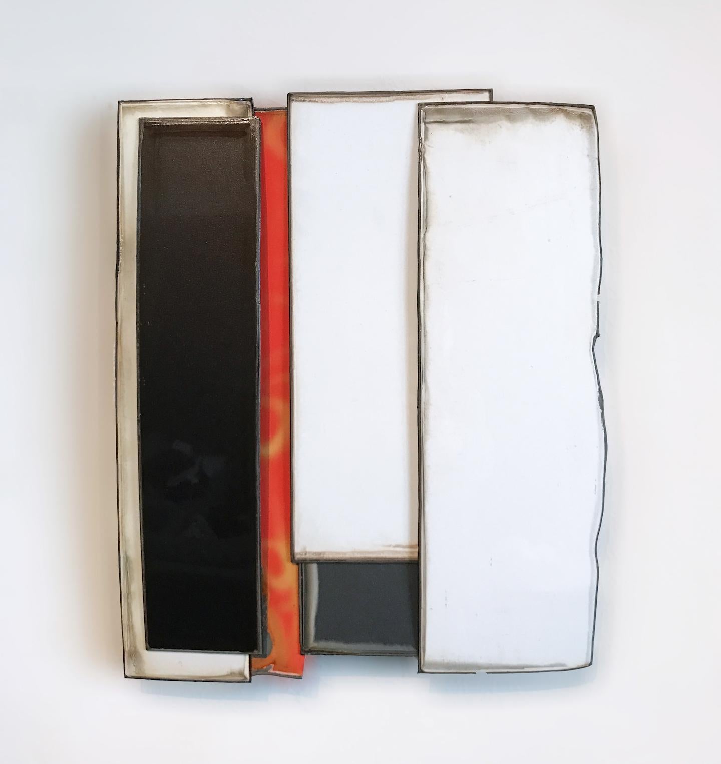 Scott McMullin Abstract Painting – Abstrakte Komposition aus Autoteilen – weiß-orange-schwarzer Vorhang