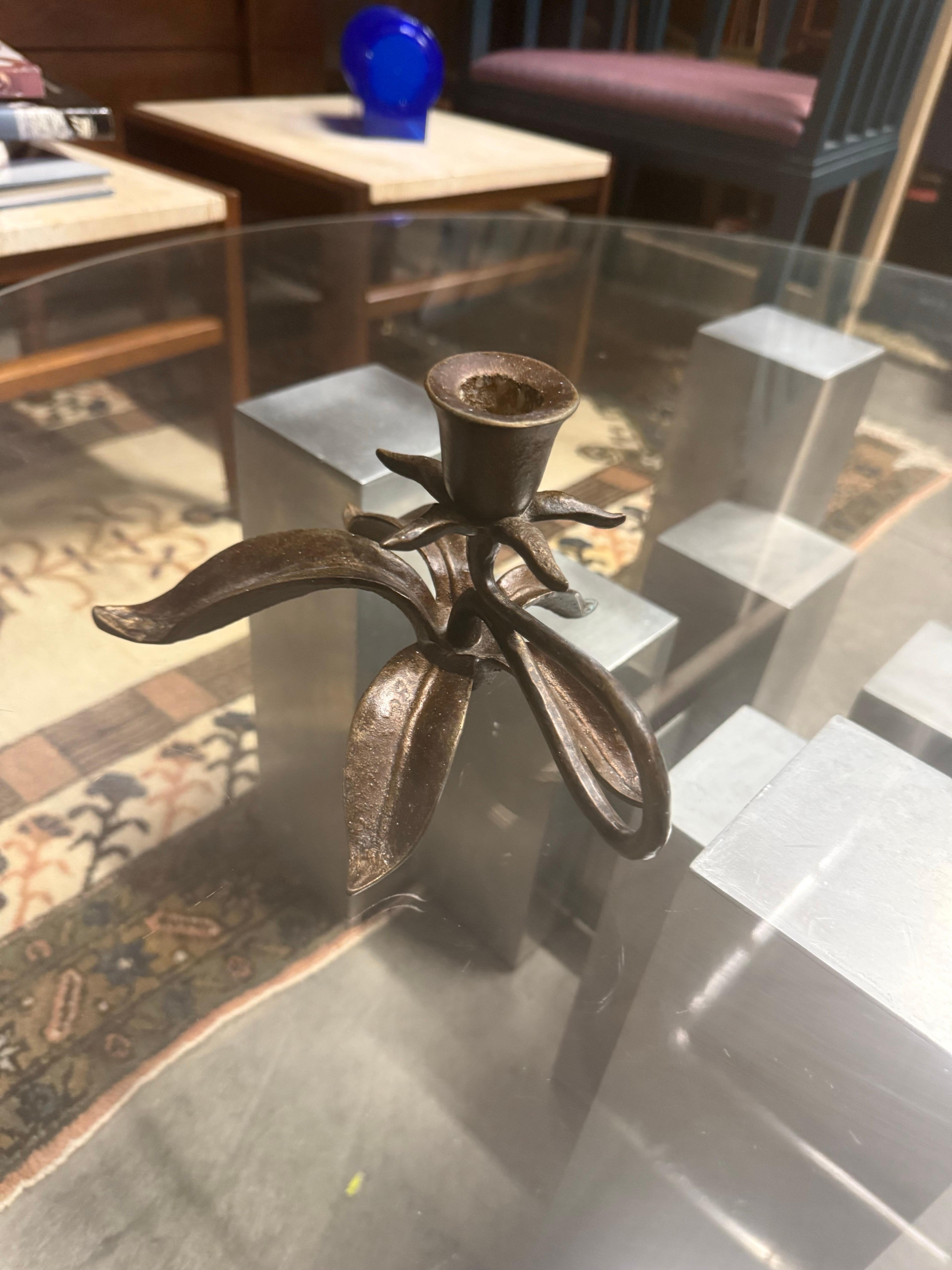 Die Scott Nelles Floral Brass Candleholders wurden 1986 hergestellt und zeigen ein elegantes, von der Nature inspiriertes Design. Jeder Kerzenständer wird von Scott Nelles handwerklichem Geschick individuell gekennzeichnet und datiert.

Dieser