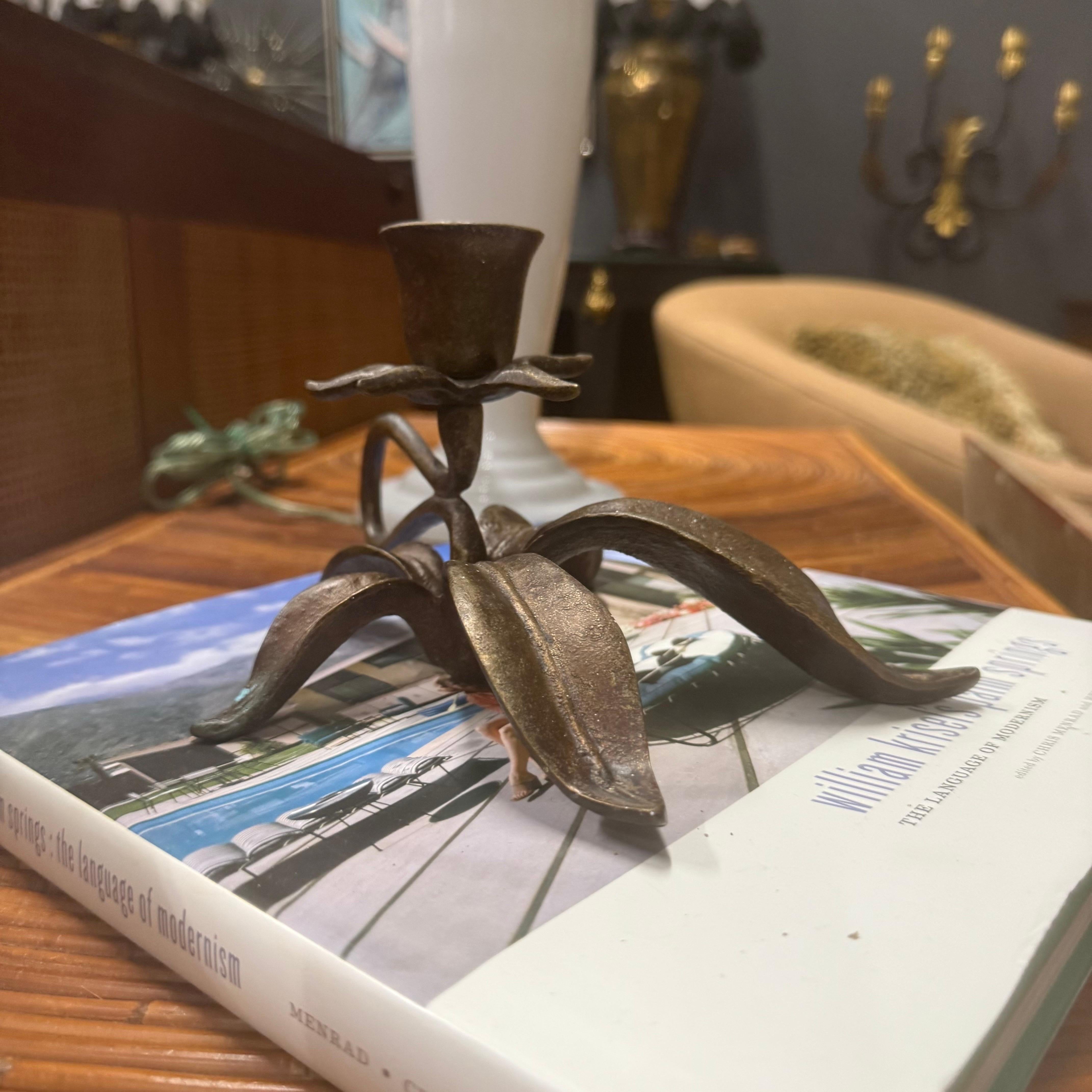 Scott Nelles, Kerzenhalter aus geblümter Bronze, 1986 (20. Jahrhundert) im Angebot