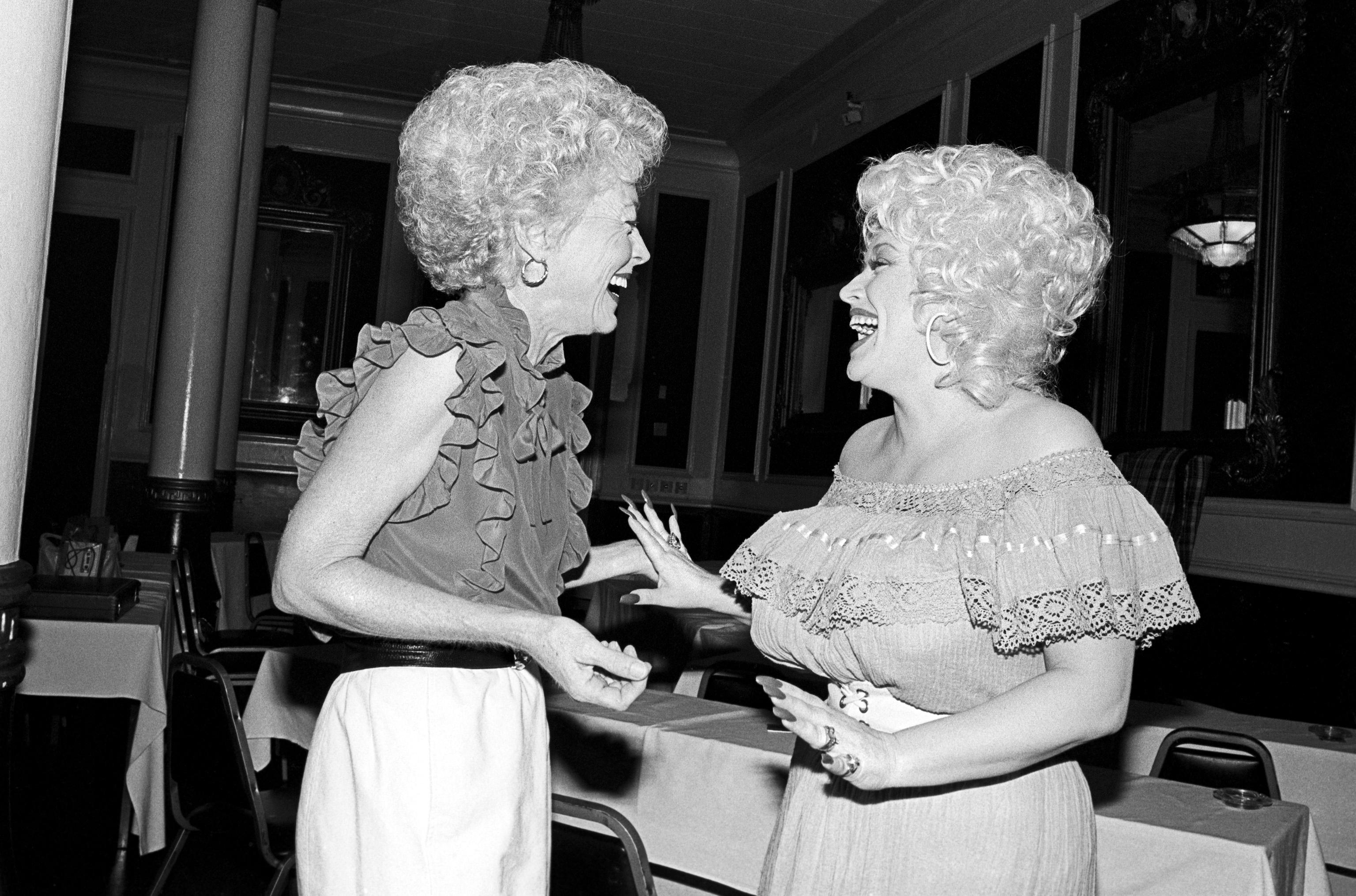 Die texanische Politikerin und ehemalige Gouverneurin von Texas, Ann Richards, mit Dolly Parton, aufgenommen im Driskill Hotel in Austin, Texas, im Jahr 1982 vom Fotografen Scott Newton

Notizen des Fotografen: Wir waren bei einem Shooting für Anns