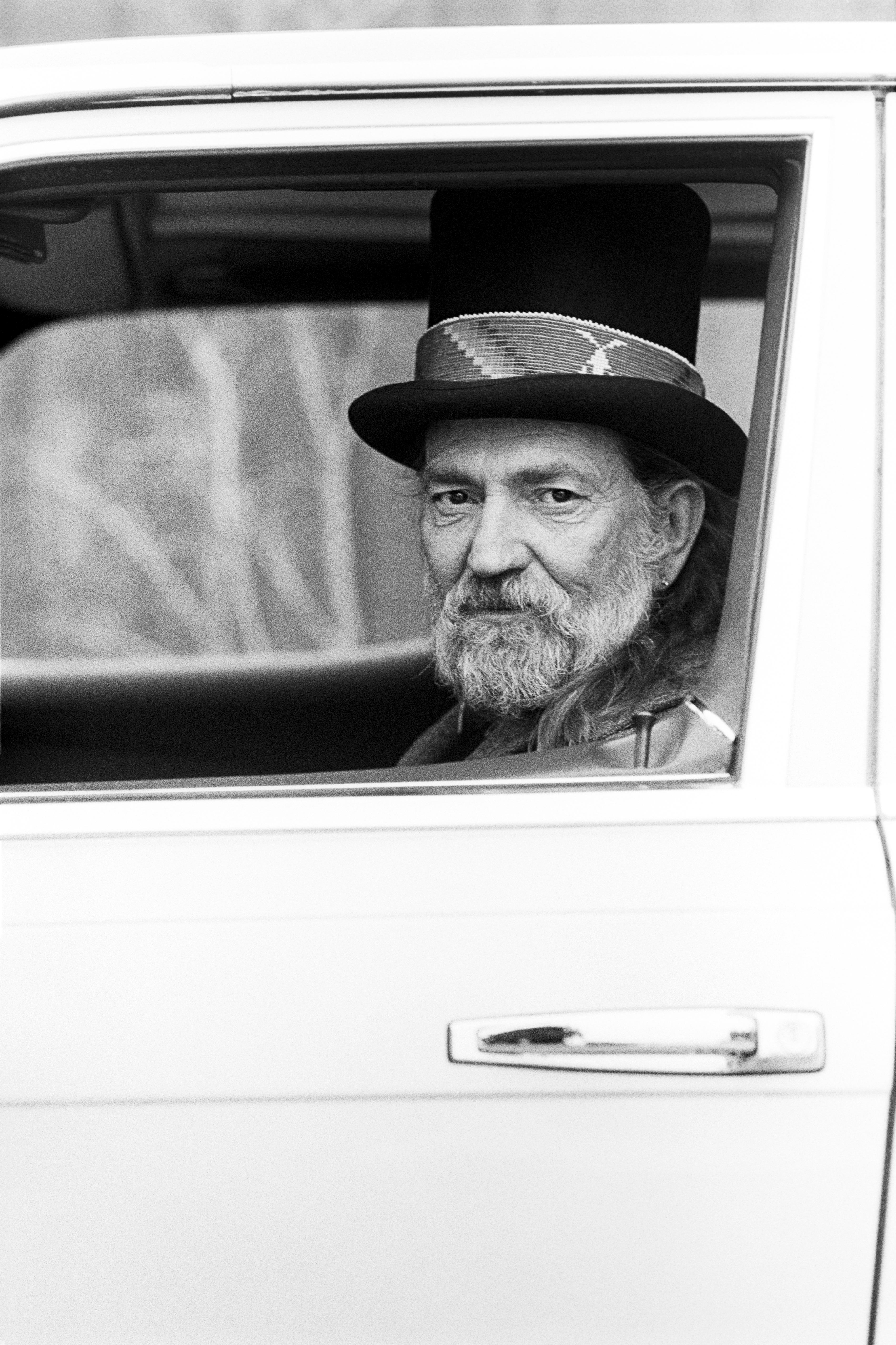 Black and White Photograph de Scott Newton - Willie Nelson