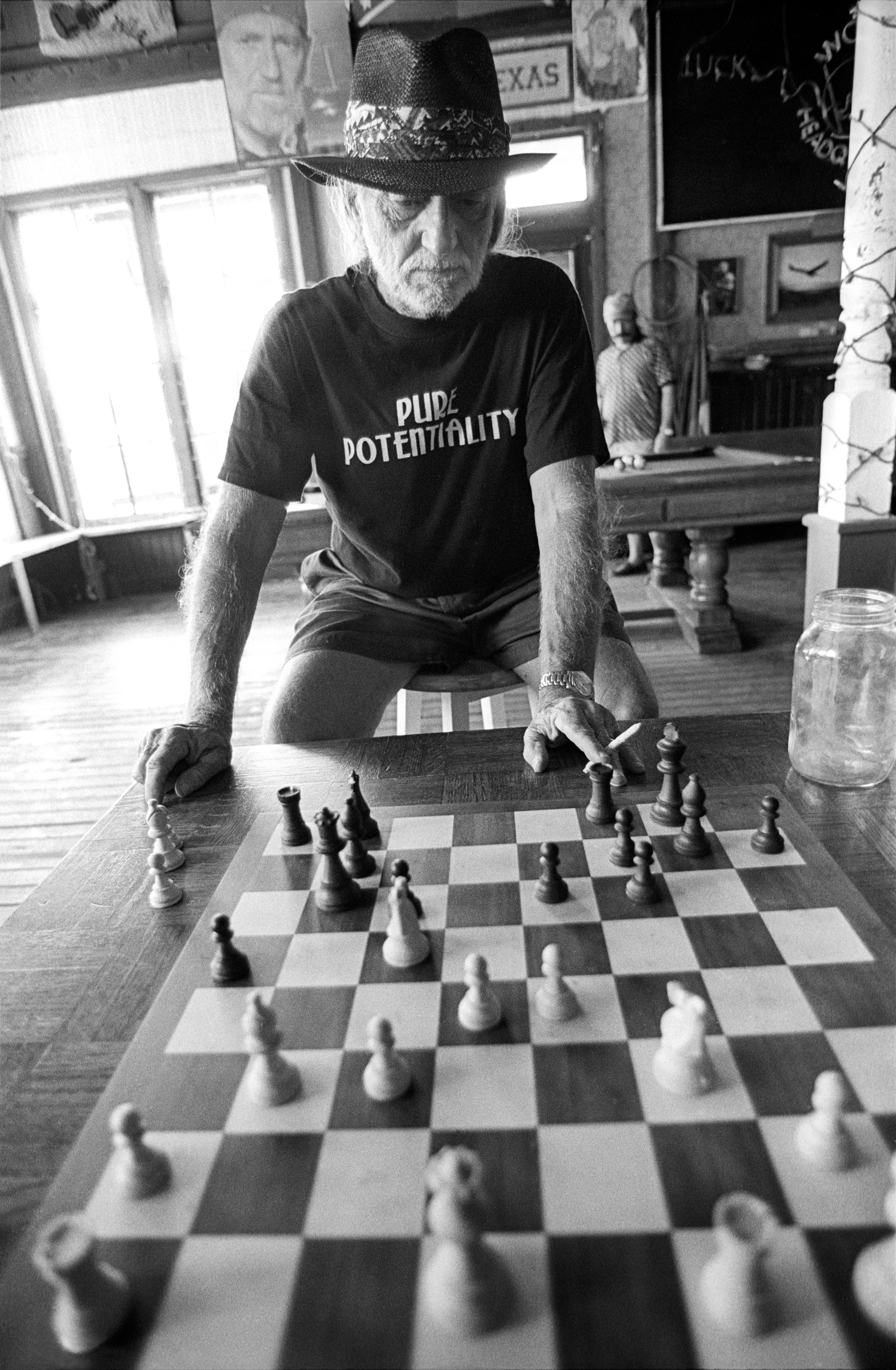 Black and White Photograph de Scott Newton - Willie Nelson jugando al ajedrez
