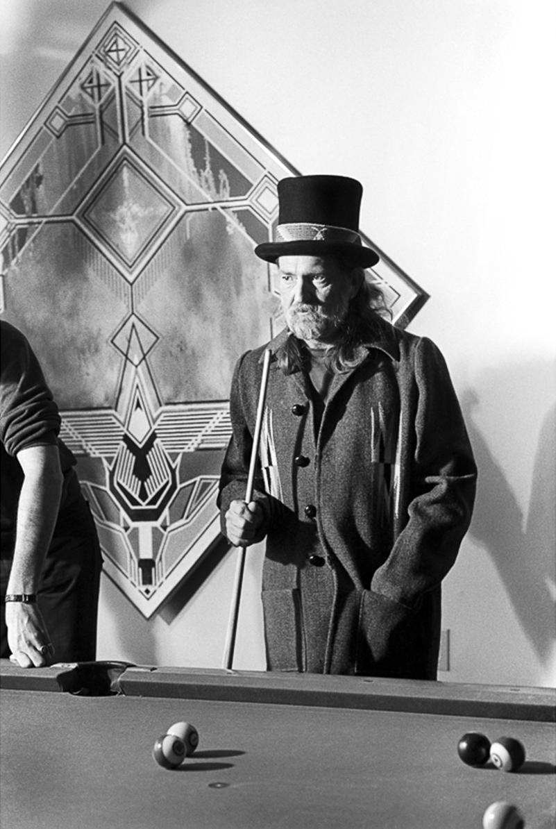 Black and White Photograph de Scott Newton - Willie Nelson jugando al billar
