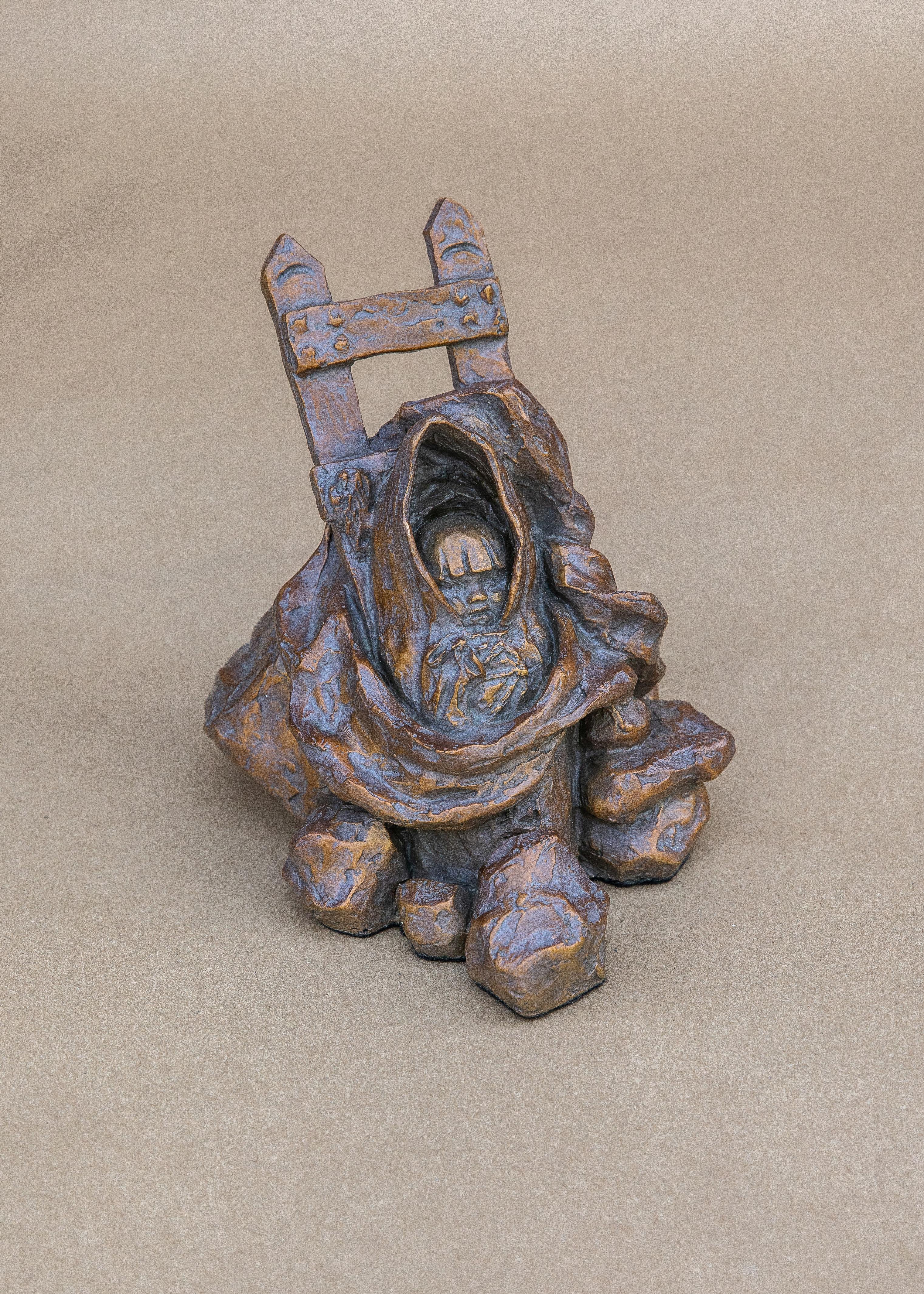 Ver a mamá recoger bayas - Sculpture de Scott Rogers
