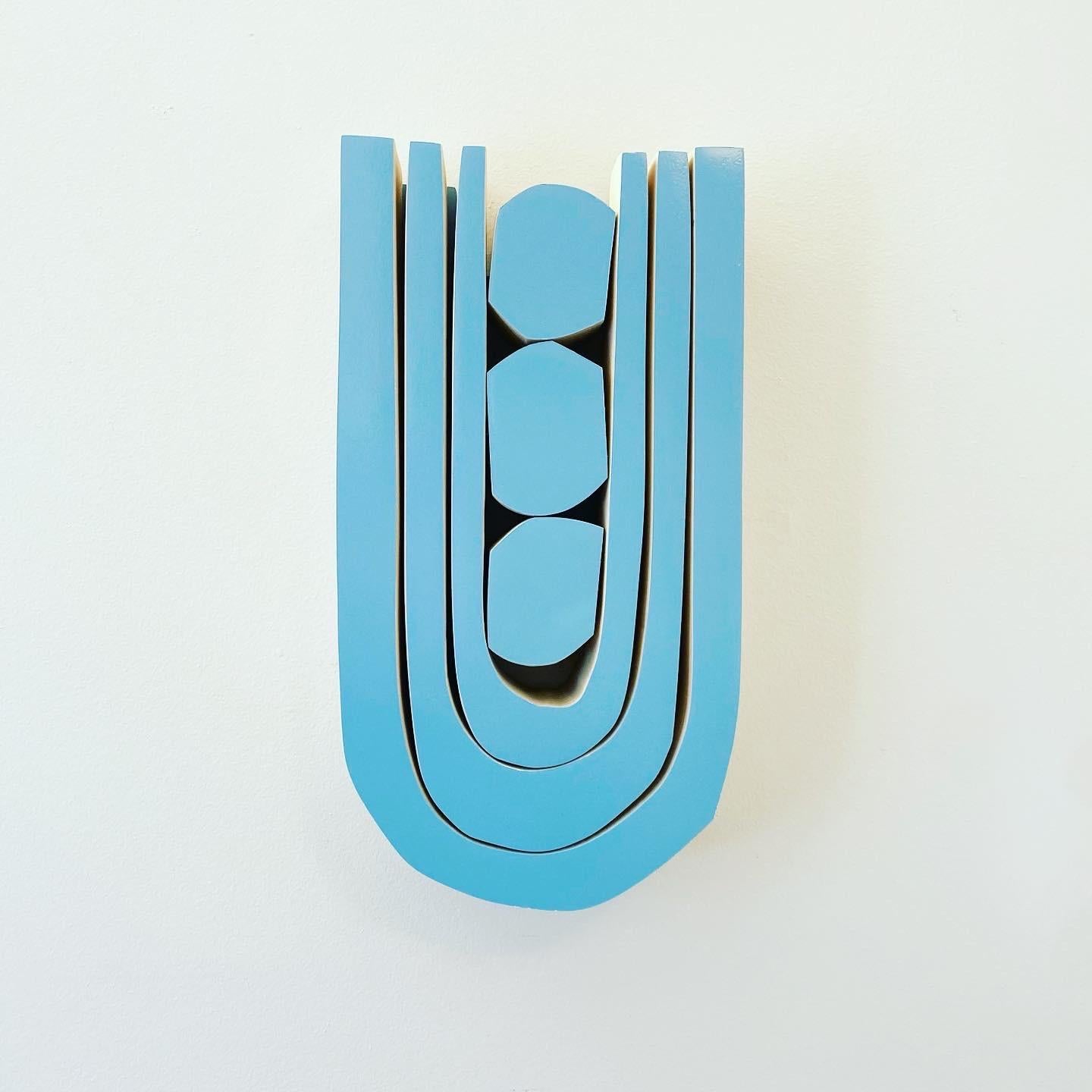 Kunstwerk mit Sprüh-Acryl auf Pappelholz mit glänzendem Klarlack hergestellt

Die Serie Small Pop besteht aus minimalistischen Wandskulpturen aus Holz, die klein und blockig sind und leuchtende, gesättigte Farben aufweisen. Die Stücke wurden von