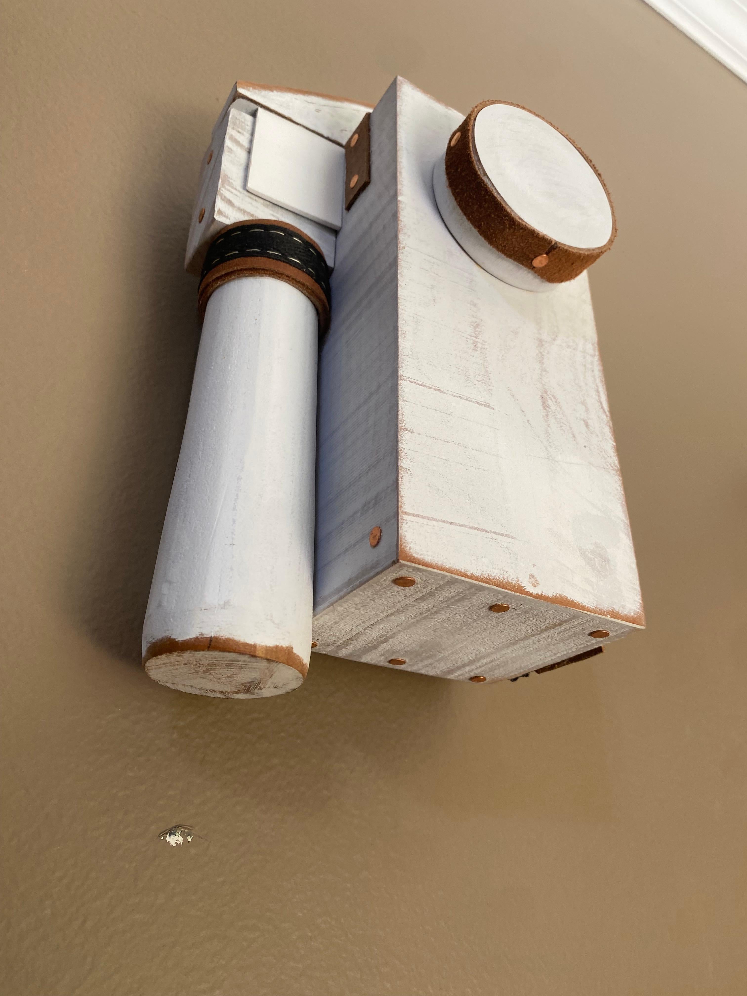 Sculpture contemporaine américaine de Scott Troxel - This Is Not A Phone en vente 6