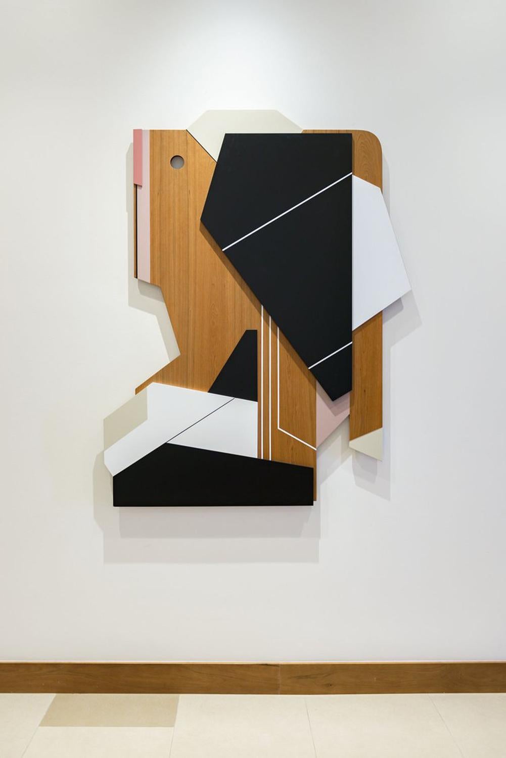 „Apollo V“ Holz-Wandskulptur Modern, schwarz, weiß, hell, mcm, Mitte des Jahrhunderts, rosa im Angebot 1
