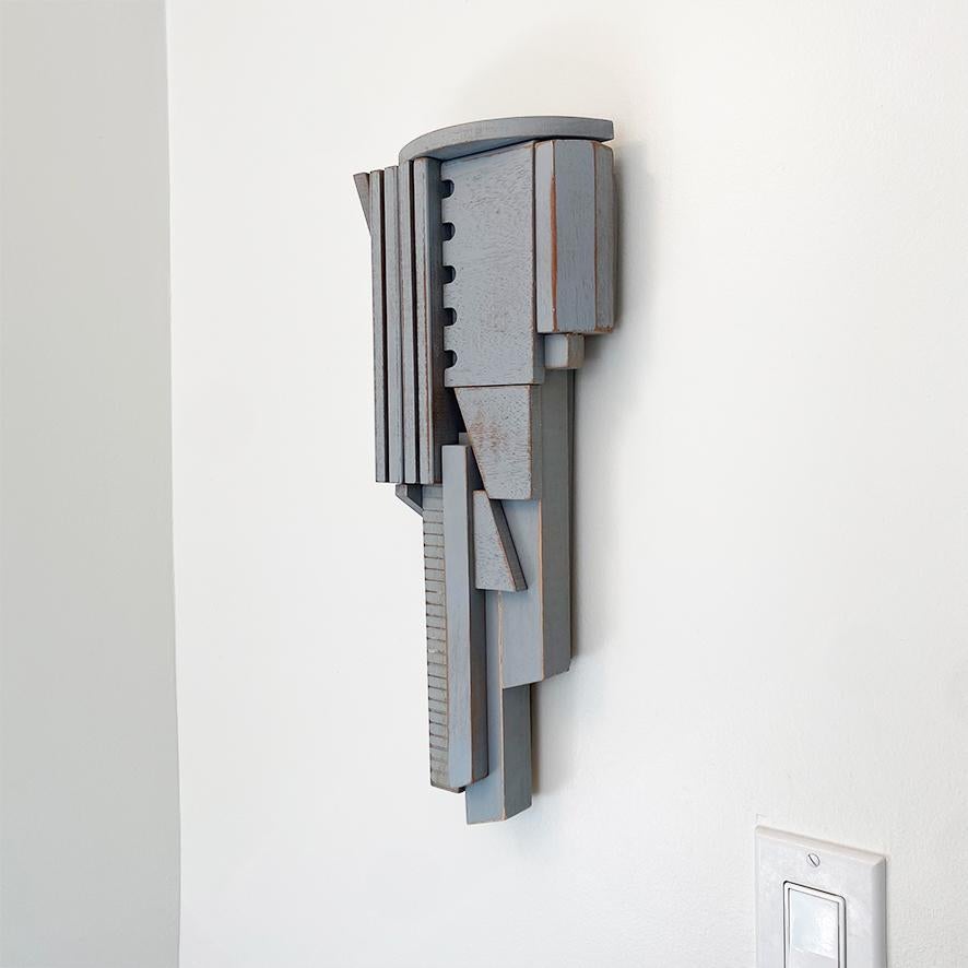 „Balken“ Wandskulptur aus Holz, Grau, Brutalismus, Architektur, Gebäude, mcm – Sculpture von Scott Troxel