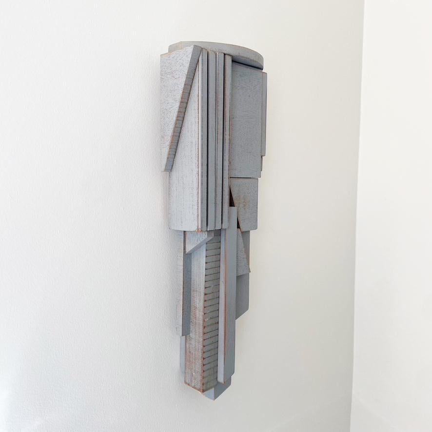 „Balken“ Wandskulptur aus Holz, Grau, Brutalismus, Architektur, Gebäude, mcm (Moderne), Sculpture, von Scott Troxel