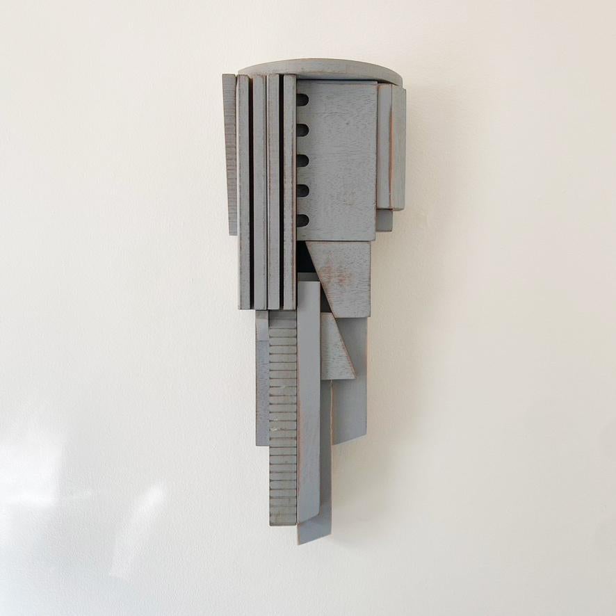 Scott Troxel Abstract Sculpture – „Balken“ Wandskulptur aus Holz, Grau, Brutalismus, Architektur, Gebäude, mcm