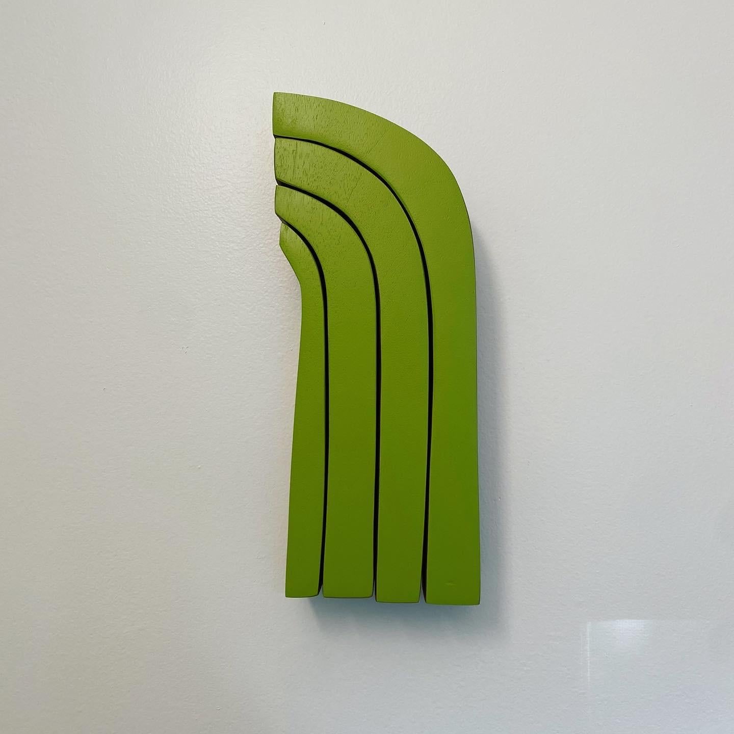 „Bend“-Wandskulptur aus Holz, Grün, Minimalismus, Mid-Century Modern, Braun, Kalk – Sculpture von Scott Troxel