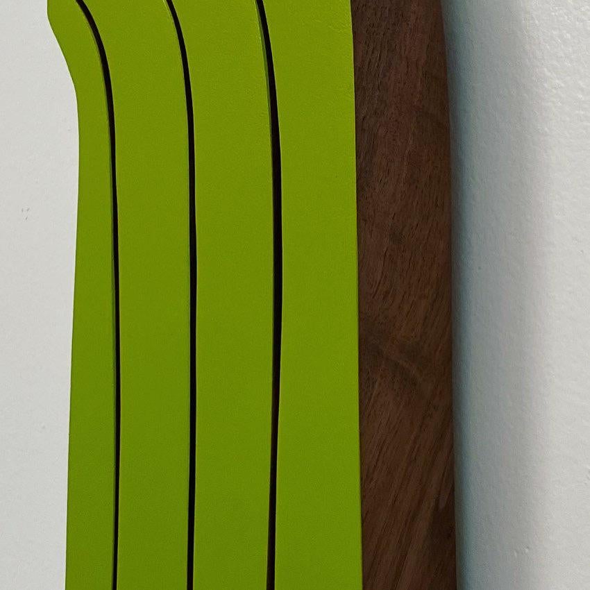„Bend“-Wandskulptur aus Holz, Grün, Minimalismus, Mid-Century Modern, Braun, Kalk (Moderne), Sculpture, von Scott Troxel