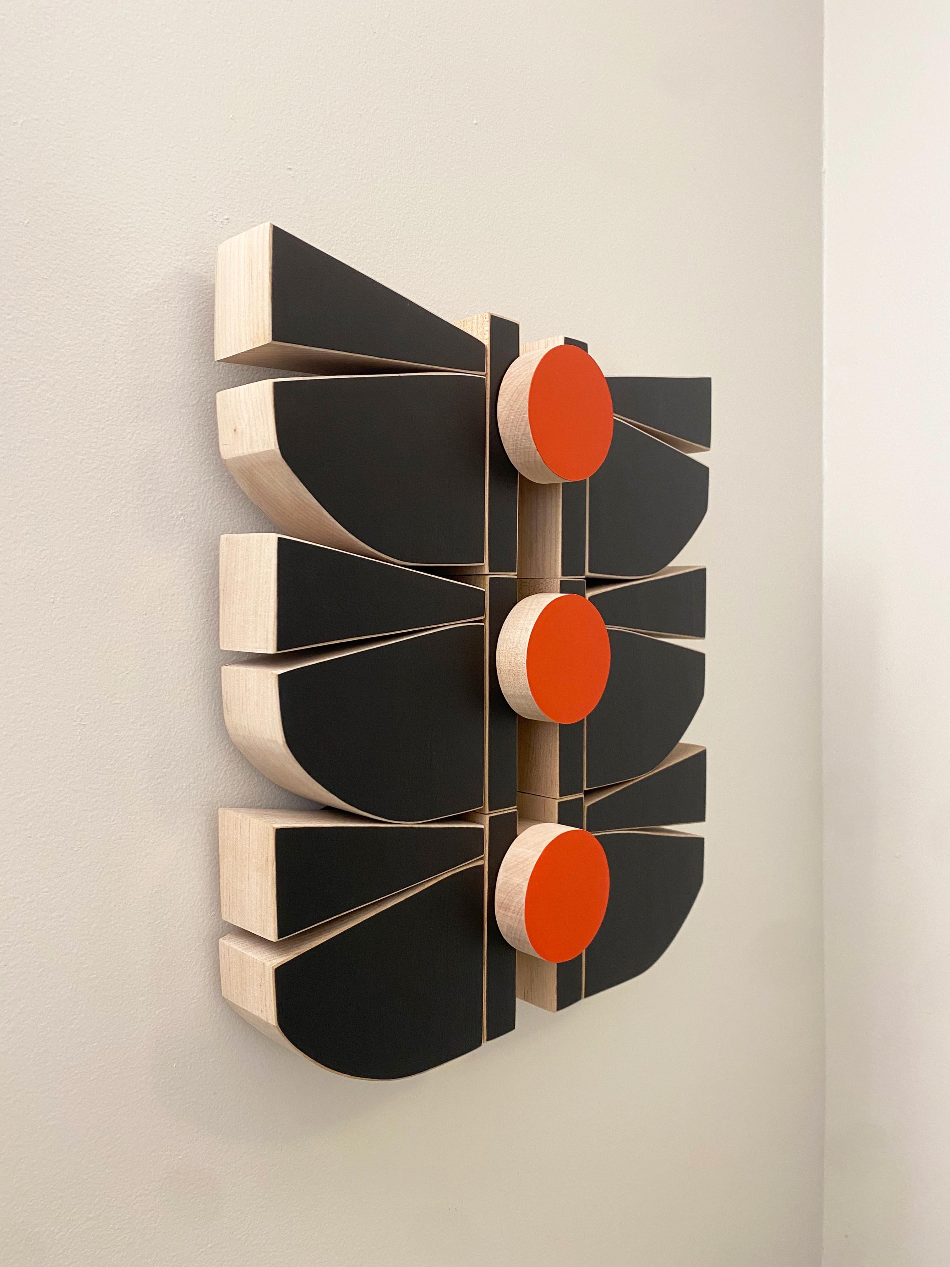 „BlackHawk“ Wandskulptur – Mid-Century Modern, mcm, Holz, orange, rot, schwarz im Angebot 1