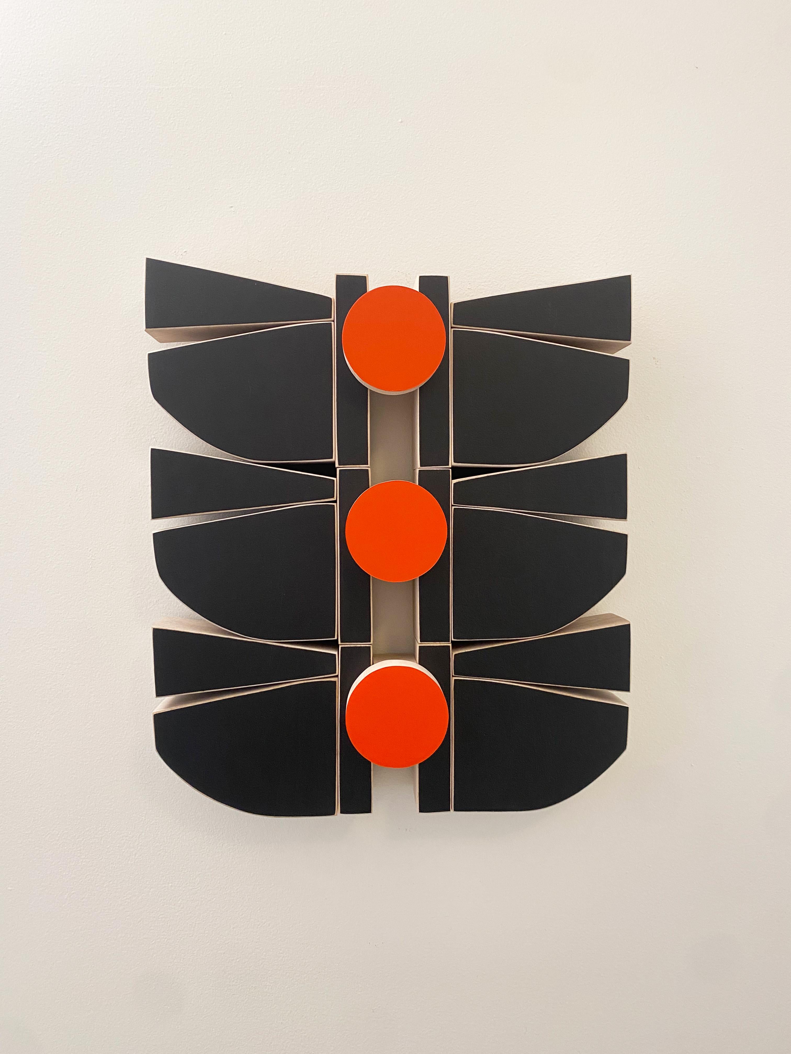 „BlackHawk“ Wandskulptur – Mid-Century Modern, mcm, Holz, orange, rot, schwarz – Mixed Media Art von Scott Troxel