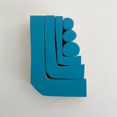 "Blauer Stapel" Wandskulptur Mitte des Jahrhunderts modern, monochrom, Modernismus, Bauhaus