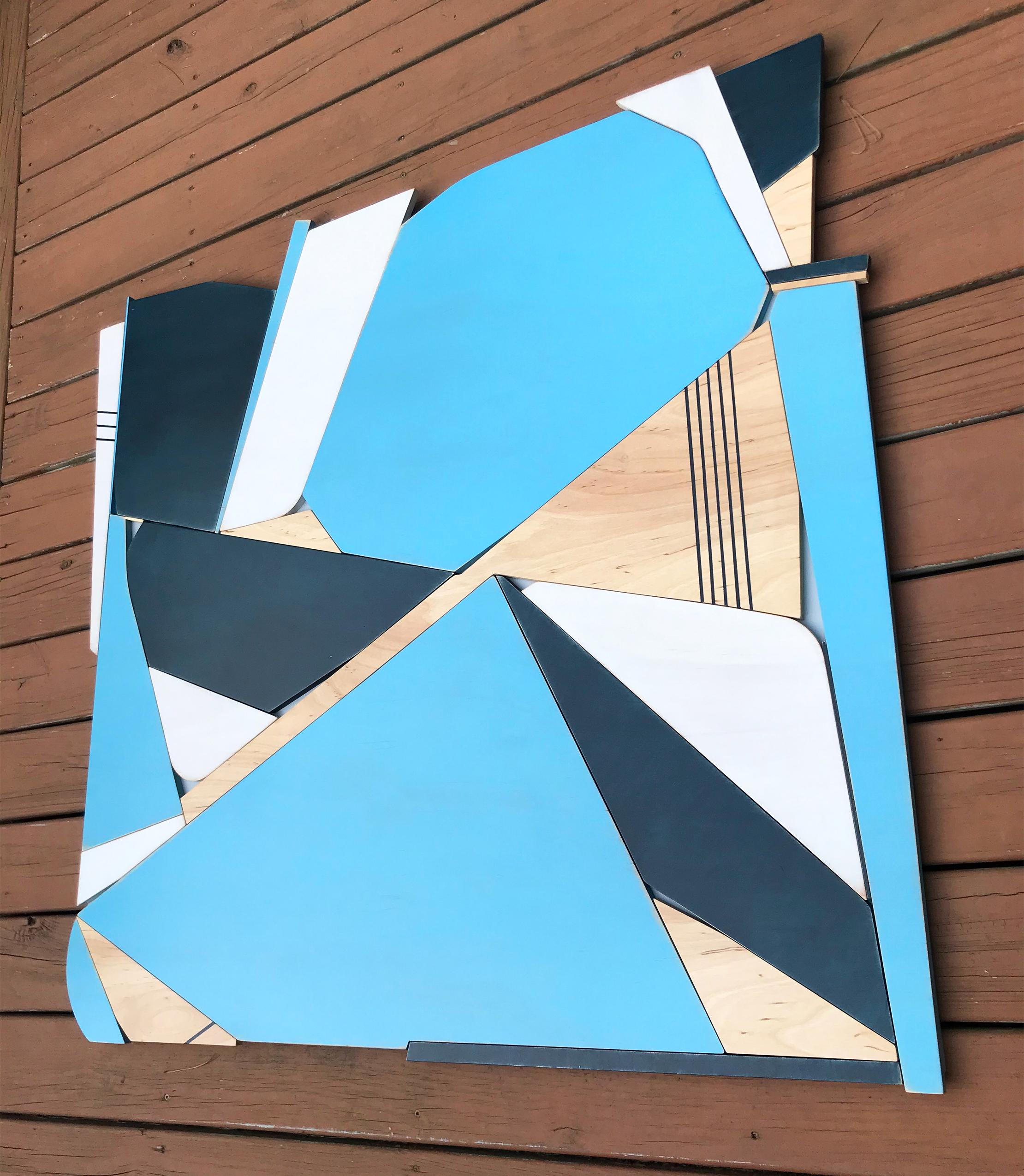Mixed Media-Wandskulptur „BlueBird“ (weiß, monochrom, Holz, modern, blau) im Angebot 1
