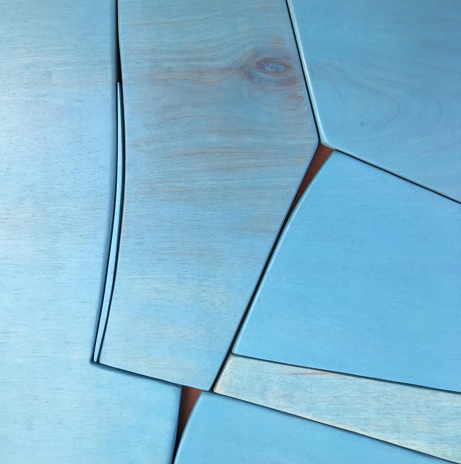BlueTwo (moderne abstrakte Wandskulptur mit minimalem geometrischem Design aus blauem Holz) (Minimalistisch), Sculpture, von Scott Troxel