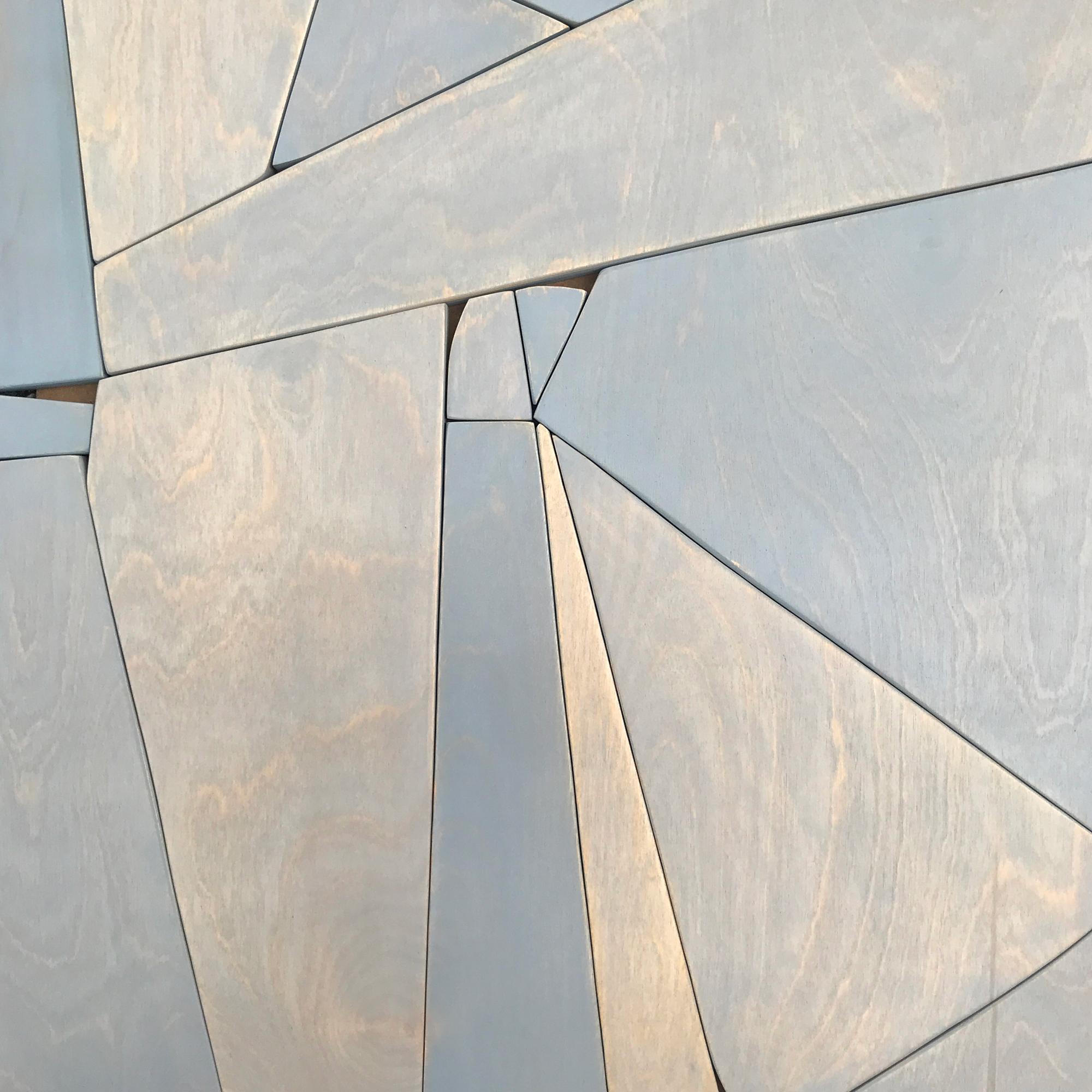 Rollkragenpullover II (moderne abstrakte Wandskulptur mit minimalem geometrischem Design in neutralen Farbtönen) – Sculpture von Scott Troxel