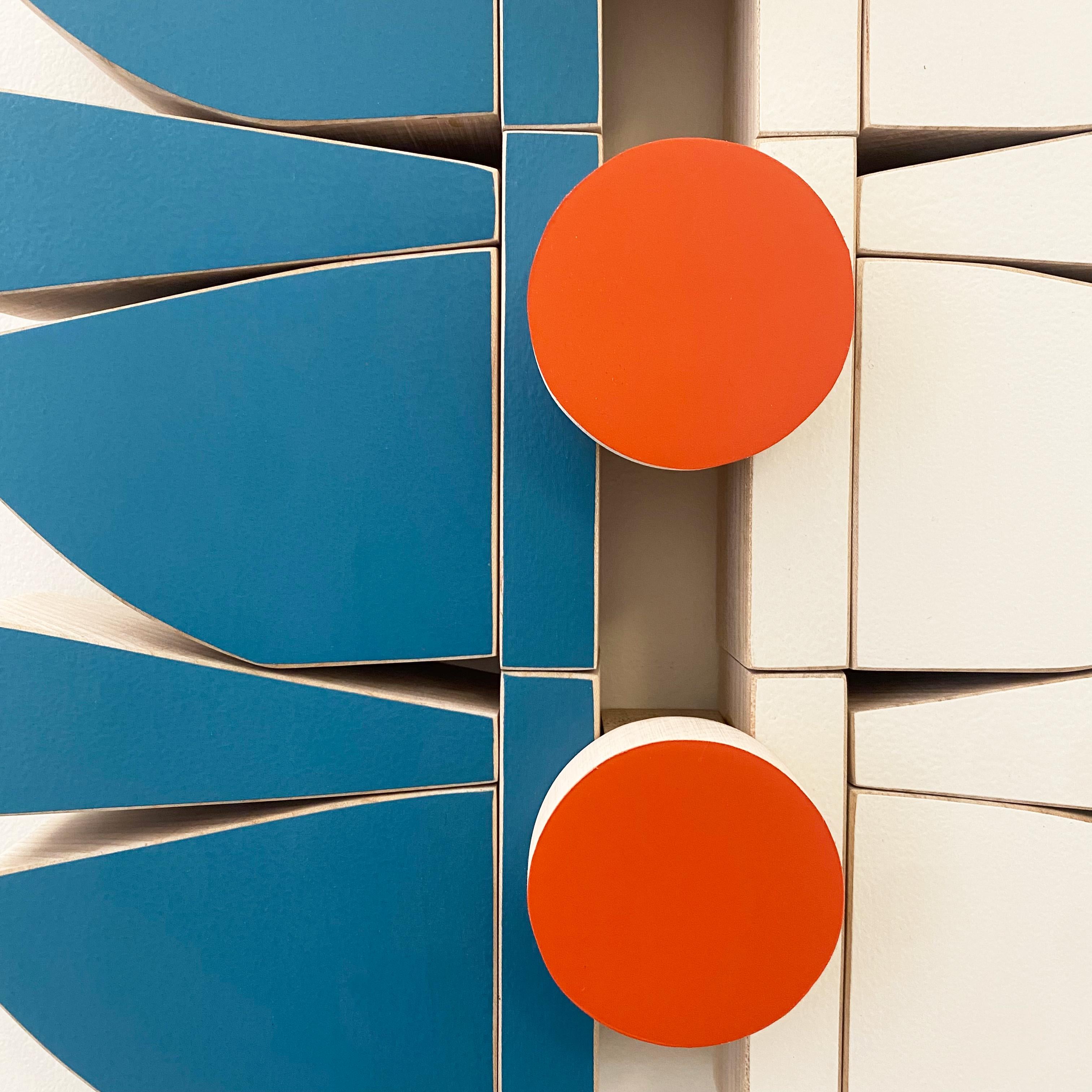 „CloudHawk“ Wandskulptur – Moderne der Mitte des Jahrhunderts, mcm, Blau, Orange, Rot, Weiß im Angebot 3