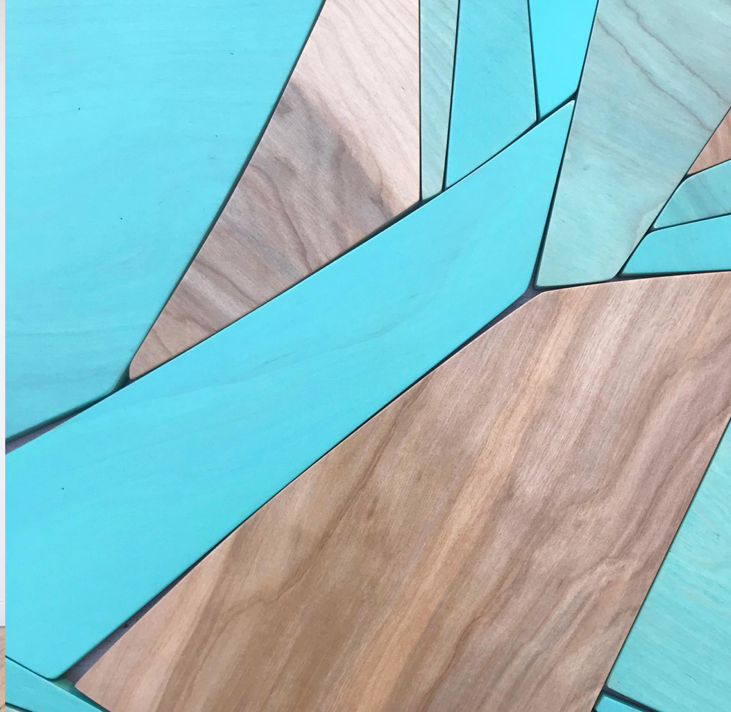 Sculpture murale en techniques mixtes « Coral Span » (wood, bleu, côte, monochrome) - Marron Abstract Sculpture par Scott Troxel