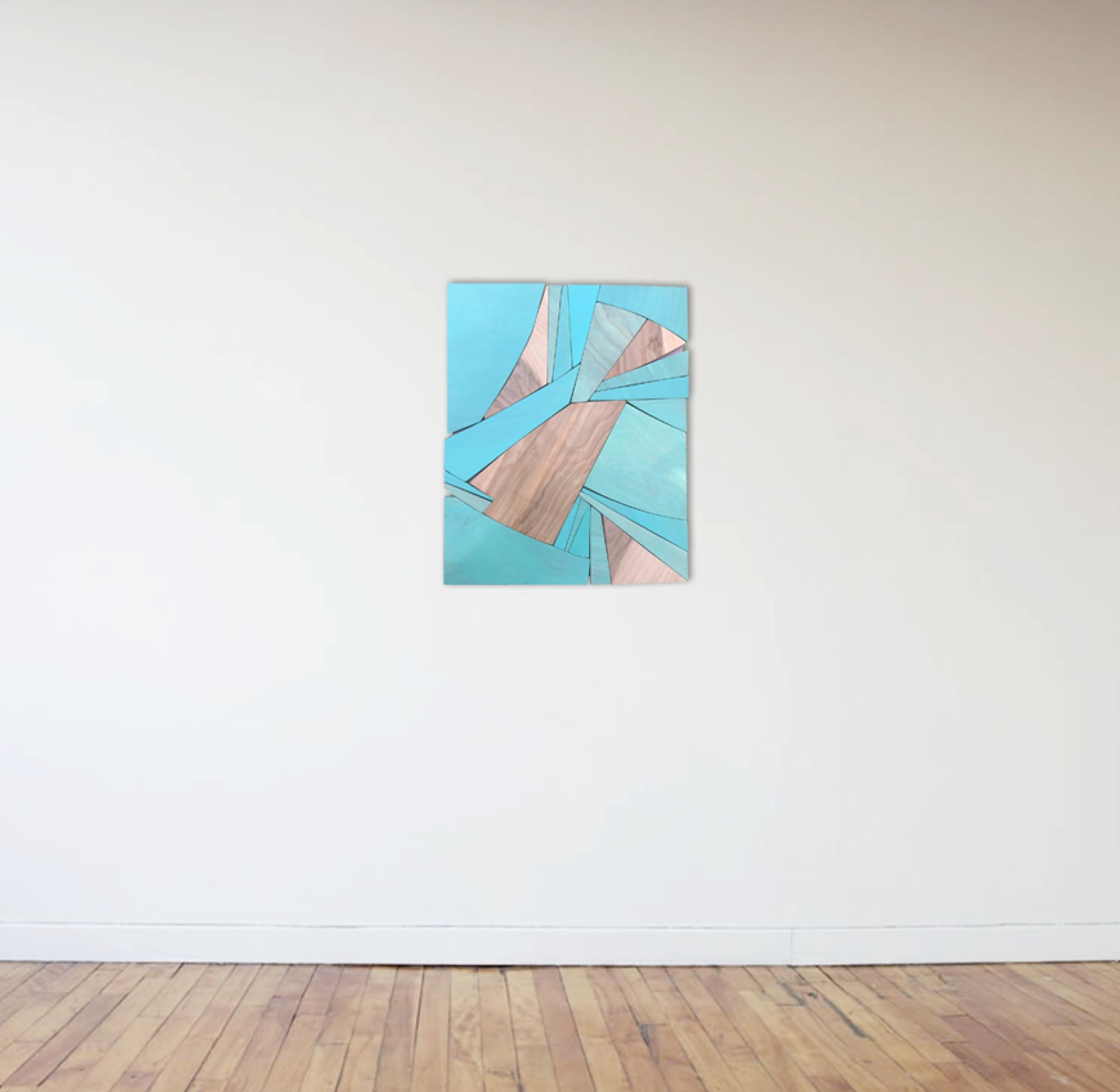 Coastal Span est une sculpture murale vibrante, audacieuse et monochrome réalisée à partir de lavis acryliques, d'émail et de peintures au latex sur des panneaux de bouleau et de MDF. Les différentes opacités de la peinture bleue lavée sur les