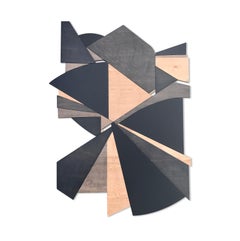 „Deceptor“ Mixed Media-Wandskulptur  (Holz, schwarz, hellbraun, monochrom, mcm)