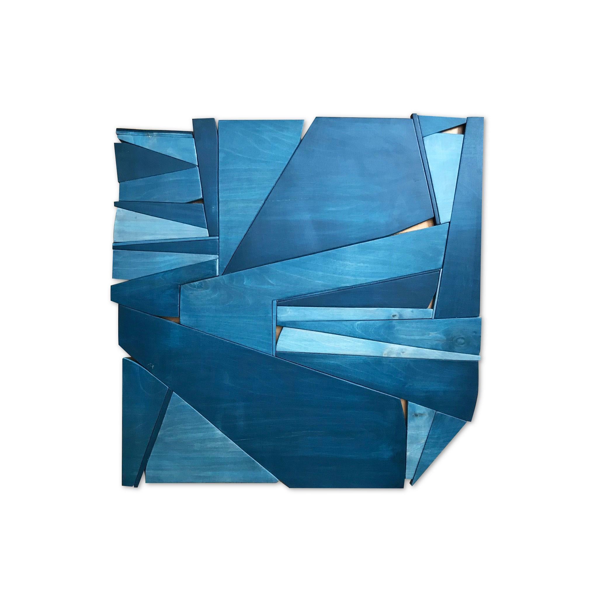Sculpture murale en bois monochrome « Denim IV » - Bleu, indigo, bleu marine, cuivre, jean - Mixed Media Art de Scott Troxel