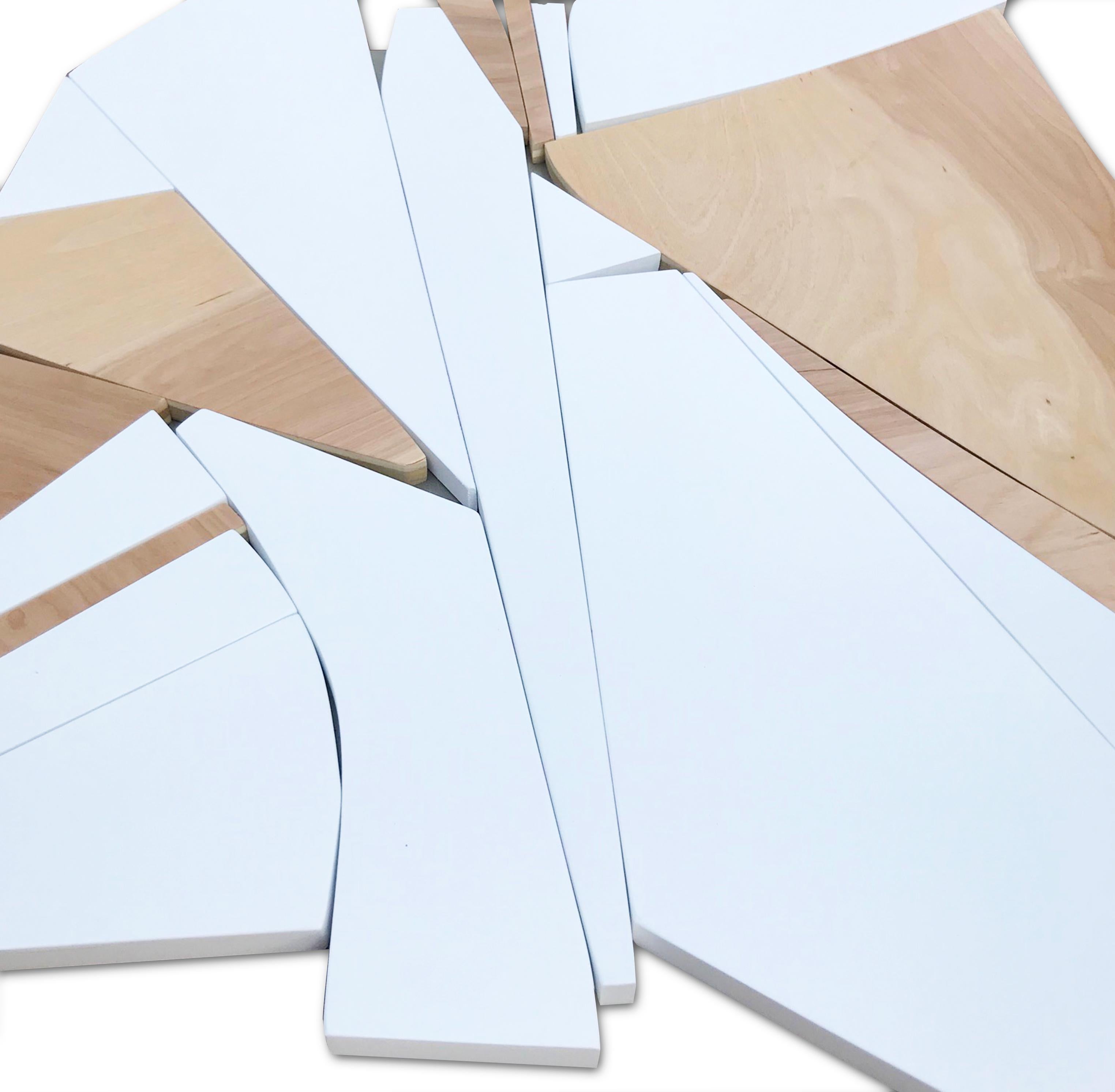 Divergencia es una elegante escultura de pared contemporánea, moderna y minimalista. Está construida con paneles de abedul, lavados acrílicos y acabada con un lacado semibrillante. Se completa con un soporte de esmalte automotriz de oro champán. El