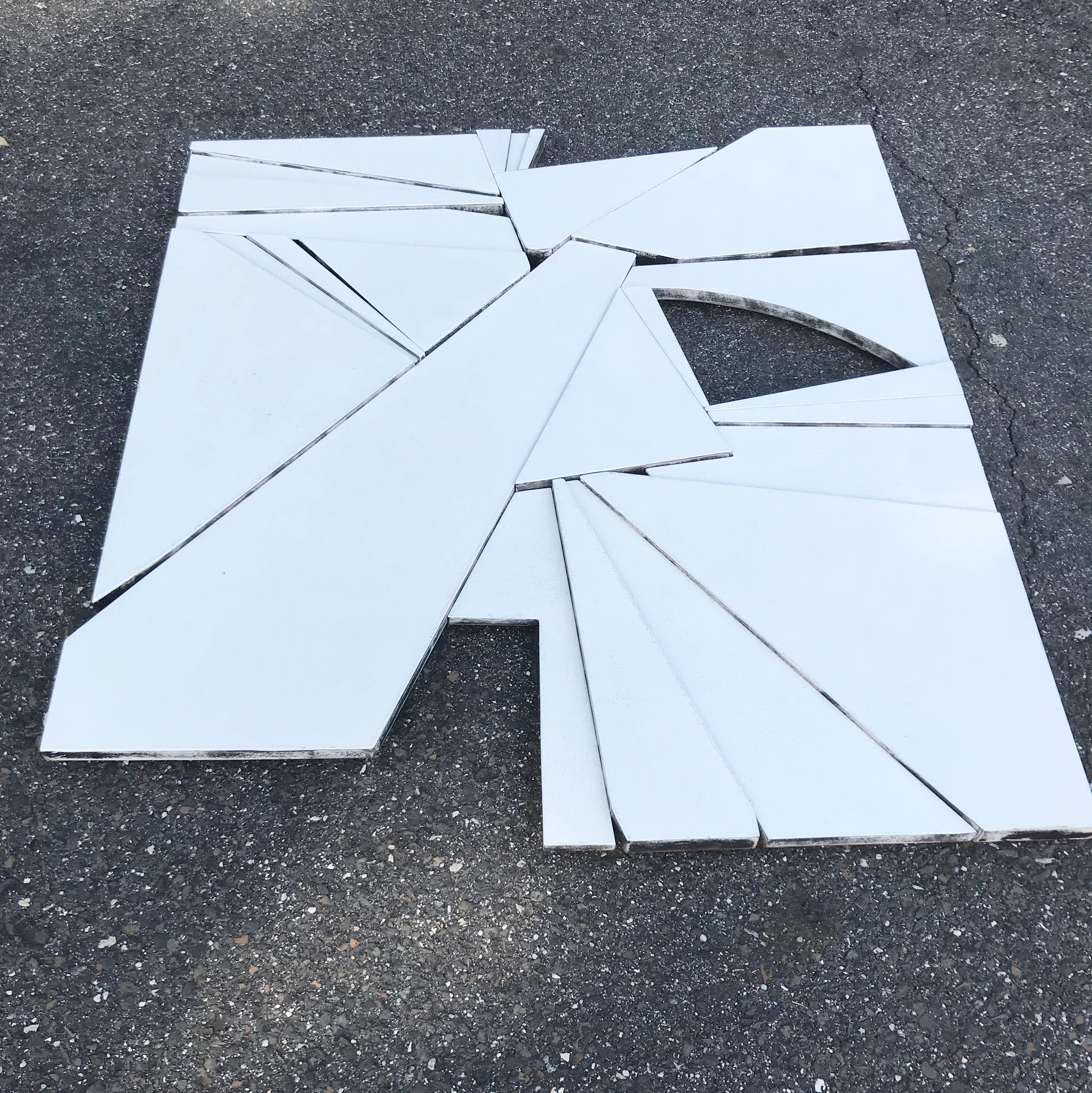 Mixed-Media-Wandskulptur „Duster“ – weiß, cremefarben, Wyatt Kahn, Frank Stella (Moderne), Mixed Media Art, von Scott Troxel
