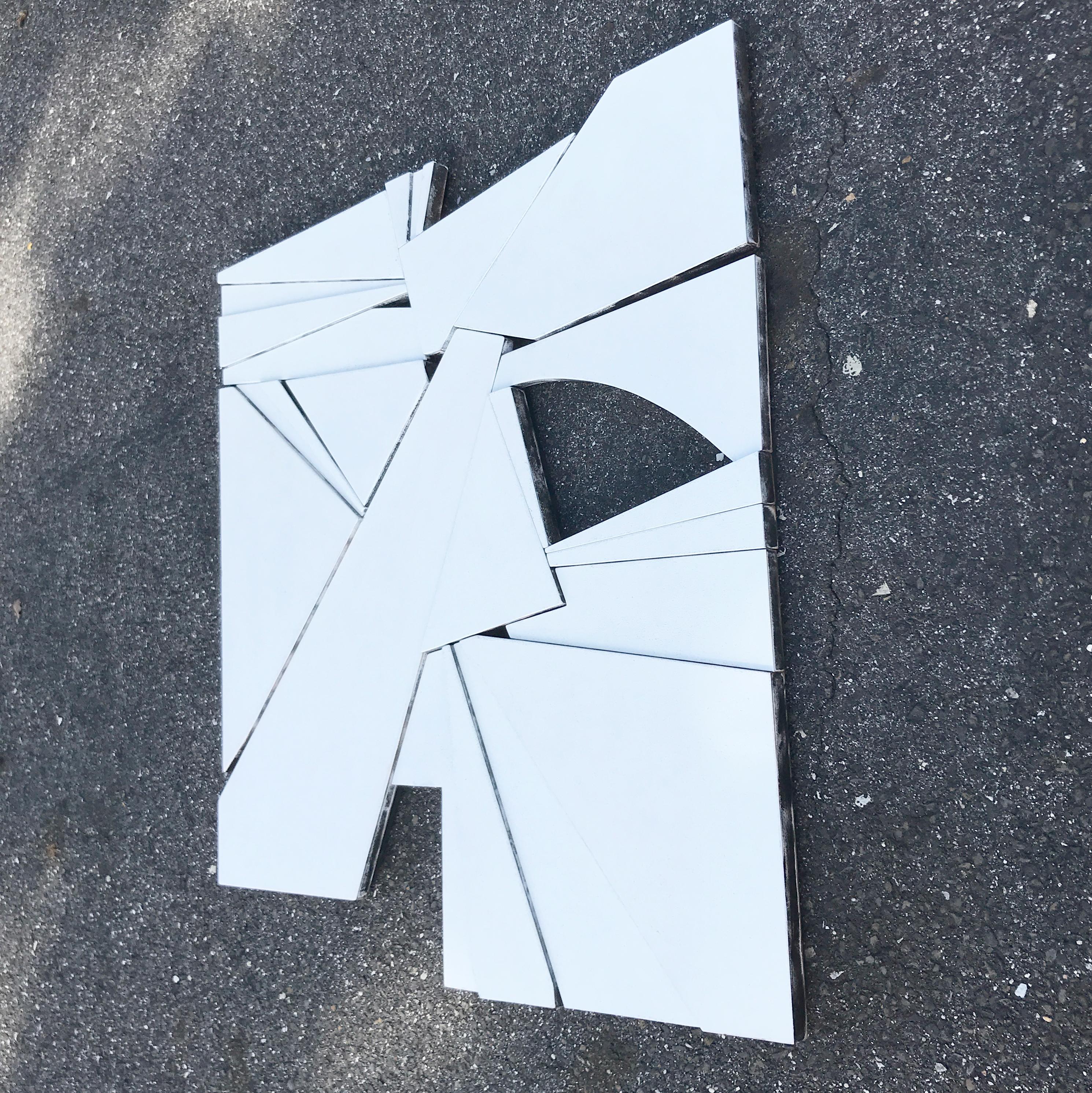 Duster ist eine moderne, subtile und minimalistische Wandskulptur. Die aus wiederholt abgeschliffenen und aufgetragenen Farbschichten hergestellte Oberfläche wirkt durchscheinend, da unter der Oberfläche und an den Kanten verschiedene Farben und