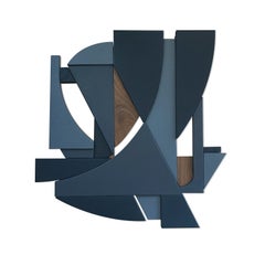 „Falconer“ Mixed Media-Wandskulptur  (marineblau, Holz, indigo, monochrom)