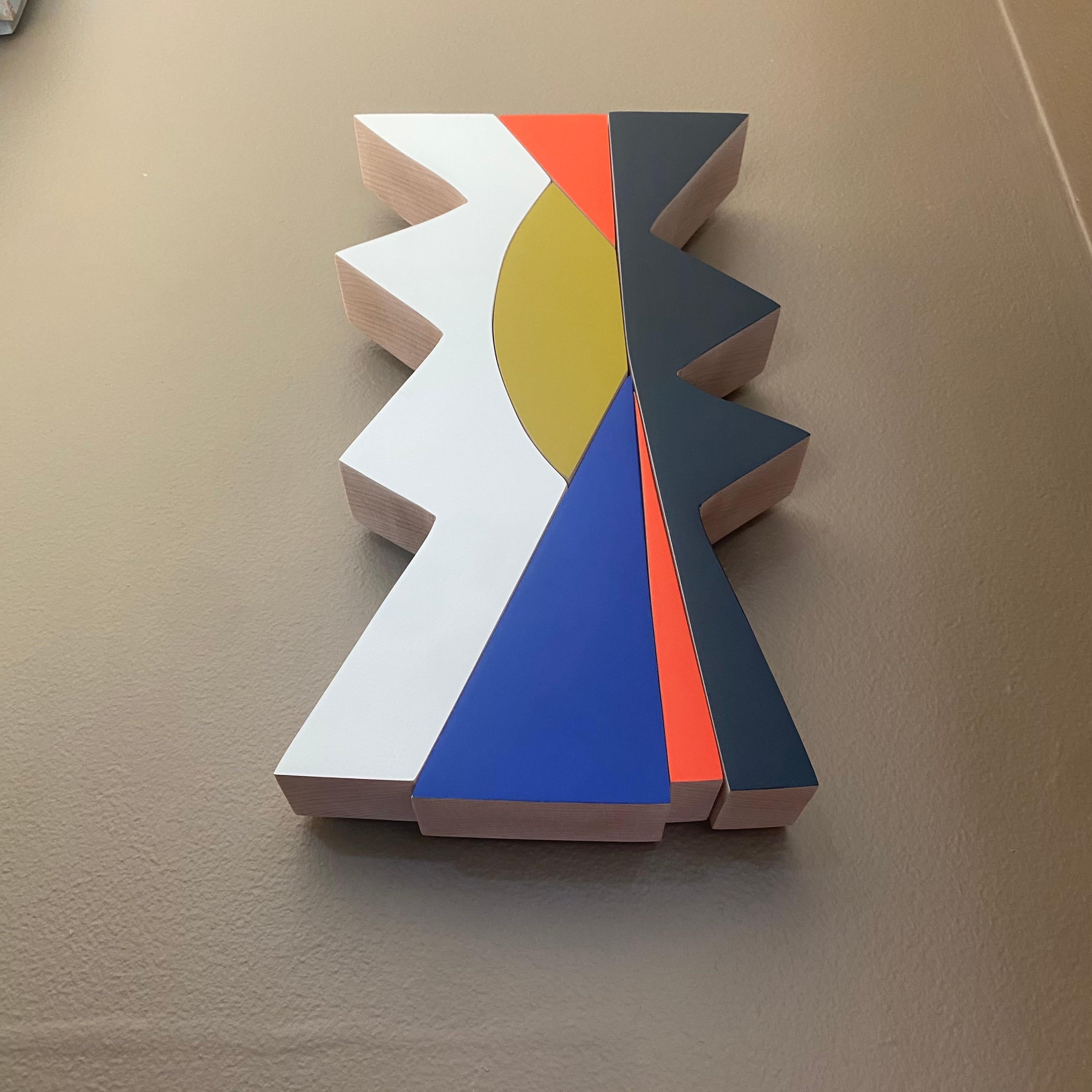 Wandskulptur „False Idol“ Mid-Century Modern, geometrisch, marineblau, blau, Holz – Sculpture von Scott Troxel