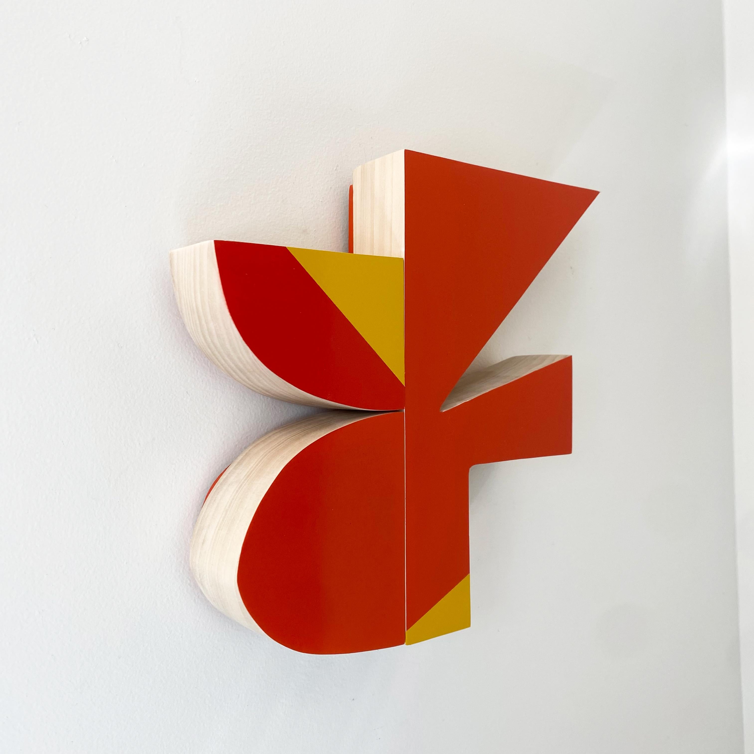 Sculpture murale flashe - moderne du milieu du siècle dernier, rouge, orange, mcm, moderniste, bois - Marron Abstract Sculpture par Scott Troxel