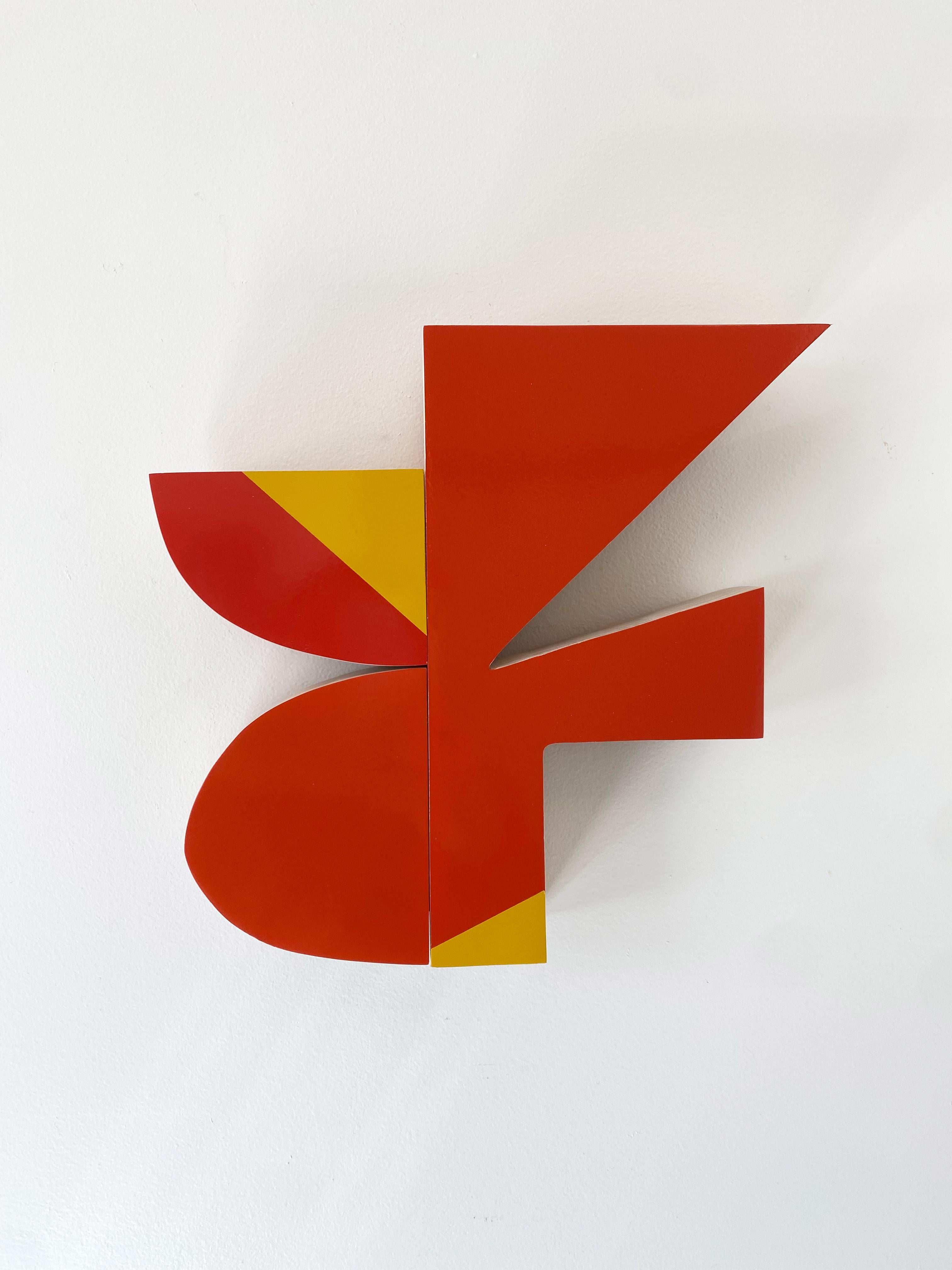 „Flashe“-Wandskulptur – Moderne der Mitte des Jahrhunderts, rot, orange, mcm, Holz – Mixed Media Art von Scott Troxel