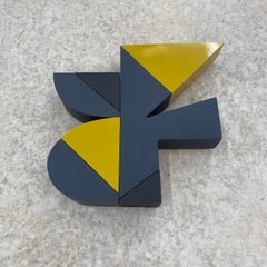 "Gotham" Wandskulptur Mitte des Jahrhunderts modern, monochrom, modernismus, schwarz, gelb