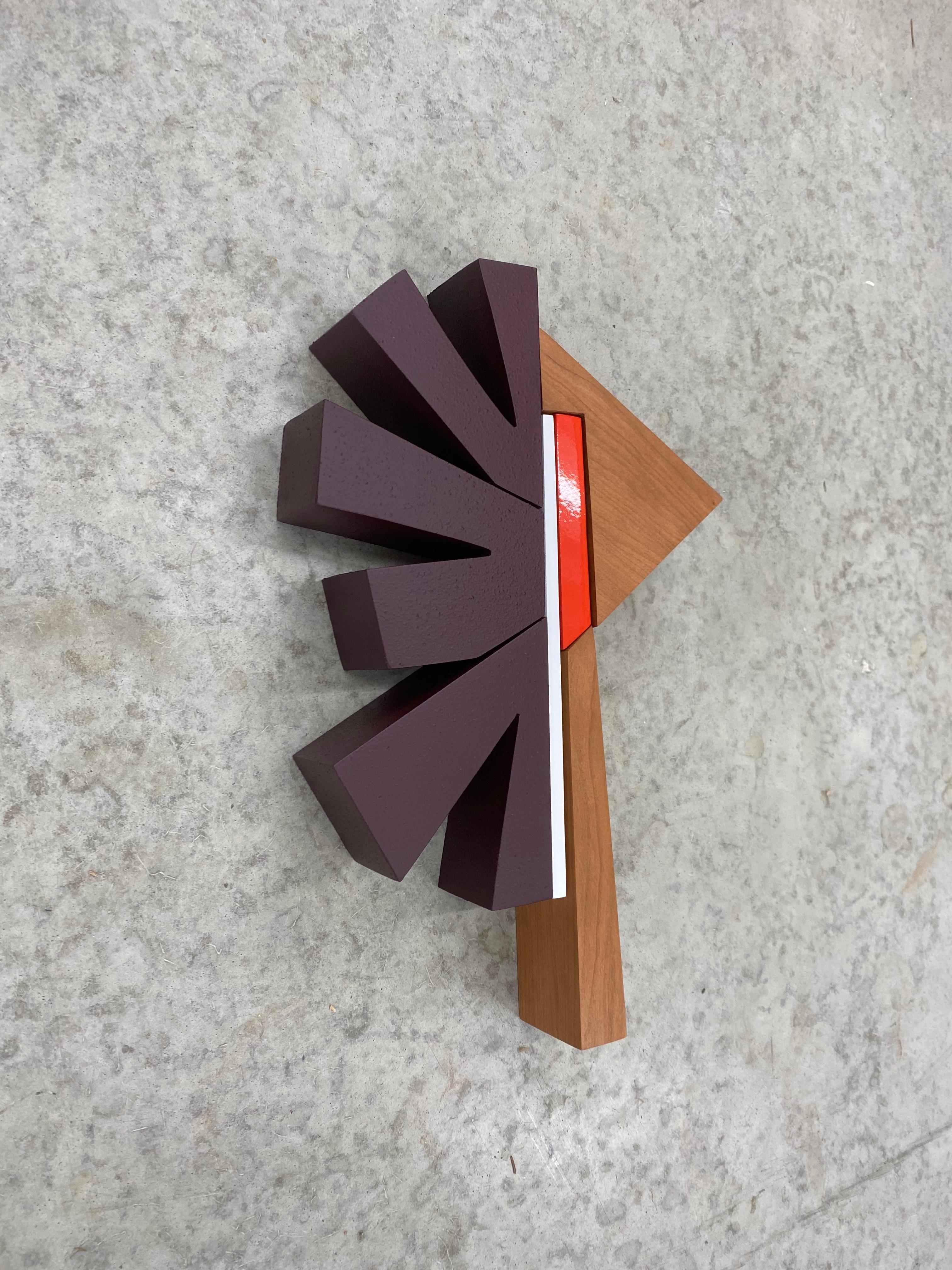 „Hokie“ Wandskulptur – Mid-Century Modern-Wandskulptur, weiß, burgunderrot, rot, orange, mcm (Moderne), Mixed Media Art, von Scott Troxel