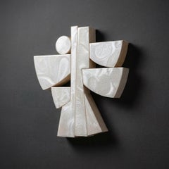 Escultura geométrica de madera para pared "Hope", blanca, moderna de mediados de siglo, de Scott Troxel