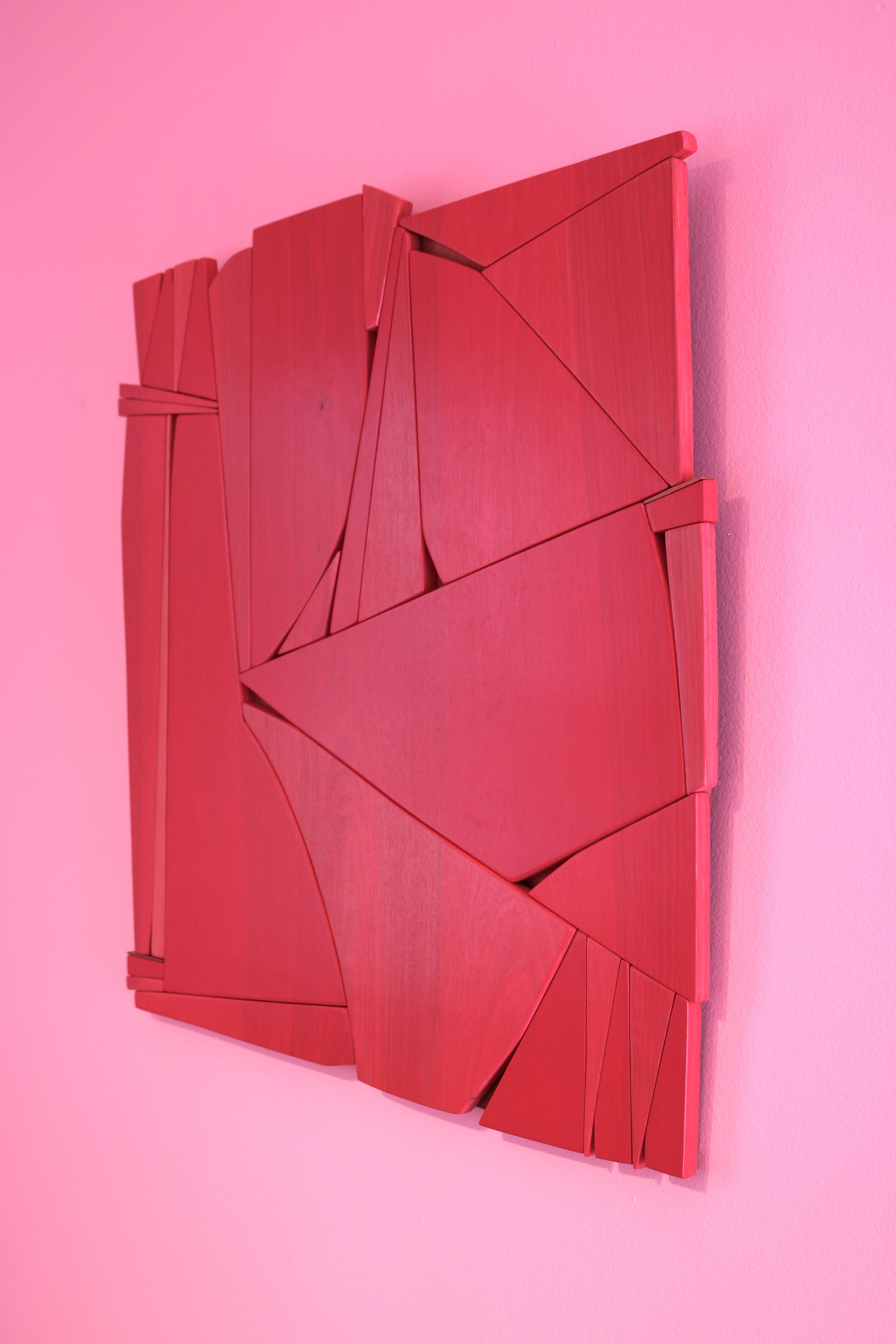 Lippenstiftrote (moderne abstrakte Wandskulptur im minimalistischen geometrischen Design aus rotem Holz) (Rot), Abstract Sculpture, von Scott Troxel