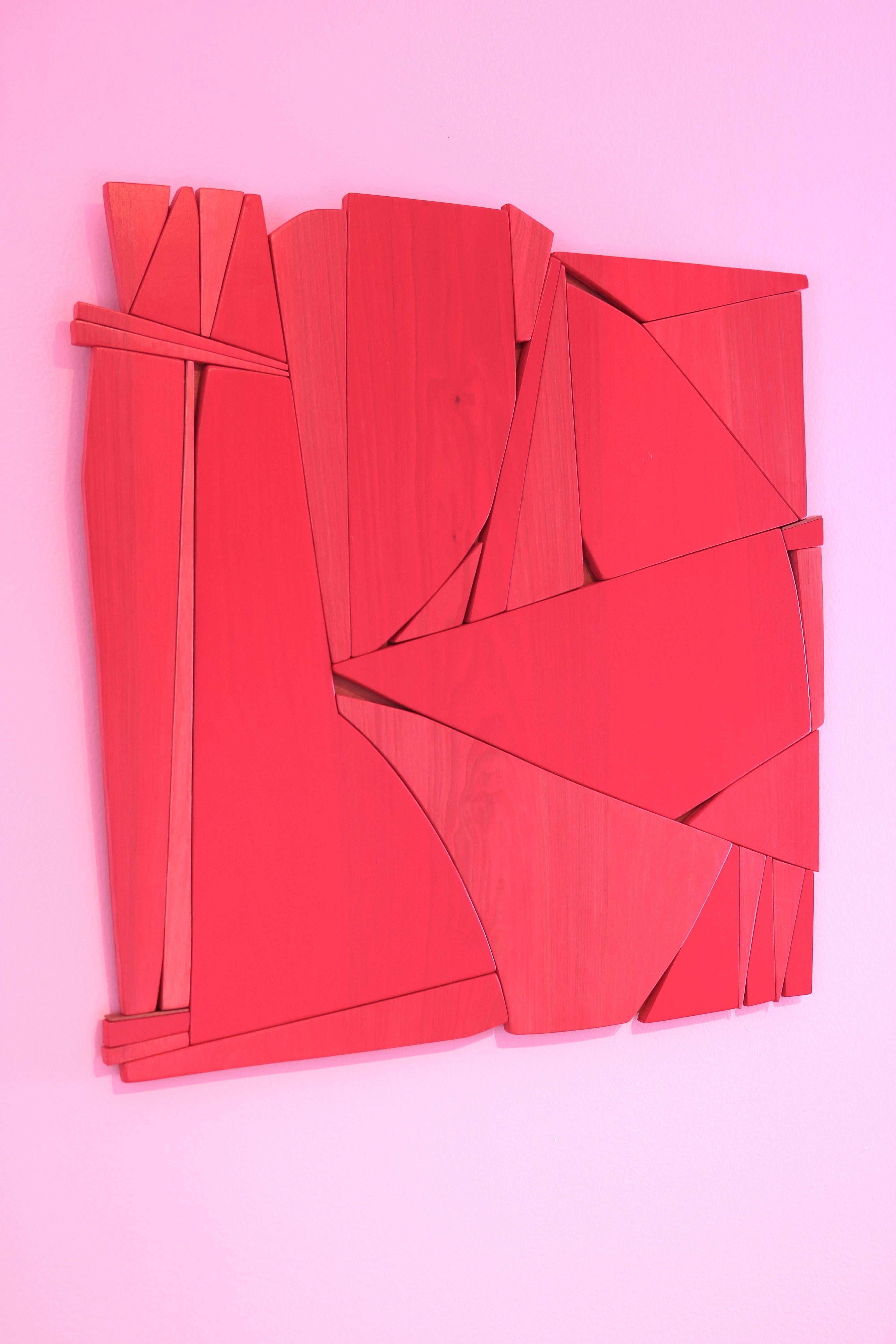 Lippenstiftrote (moderne abstrakte Wandskulptur im minimalistischen geometrischen Design aus rotem Holz) 1