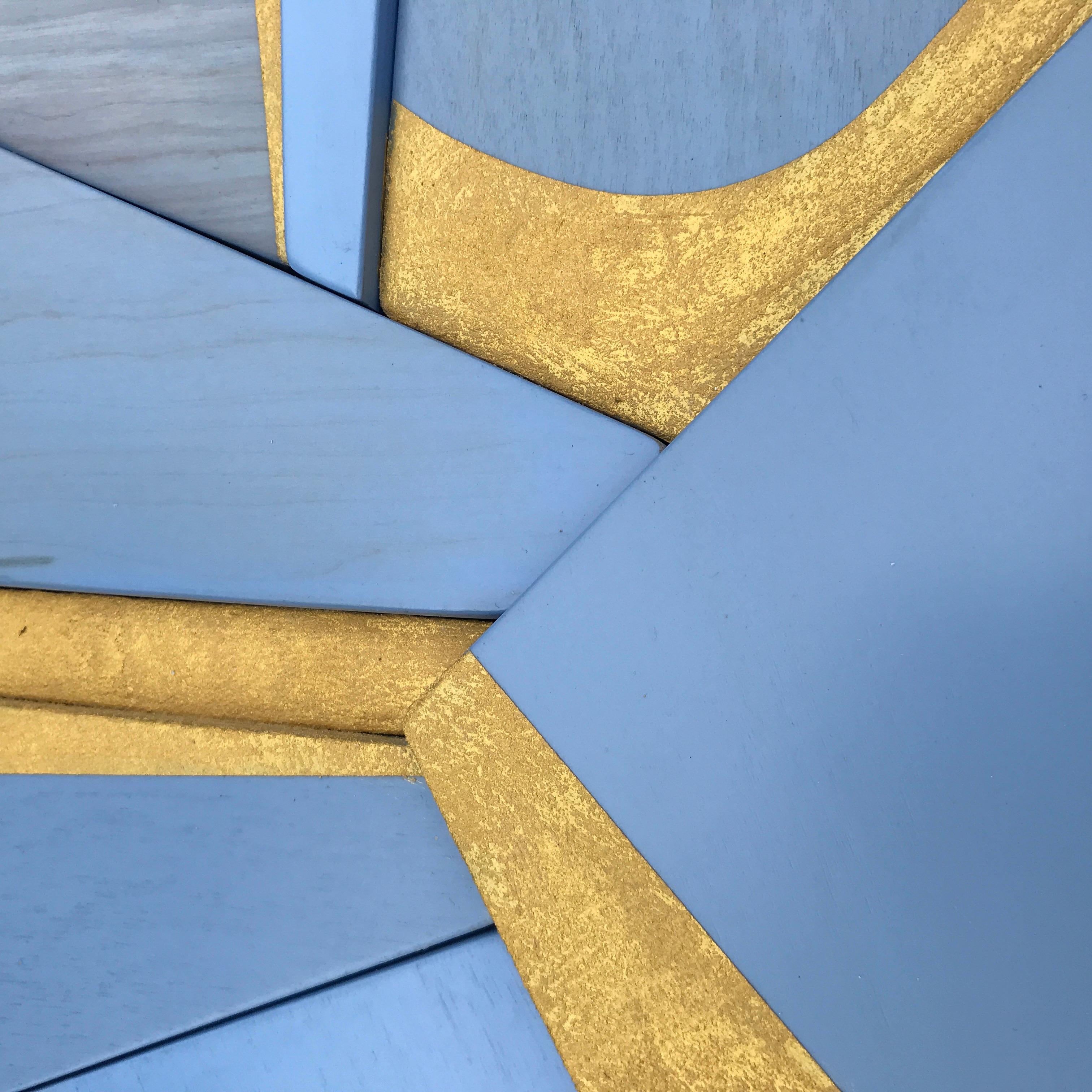 „Modulus II“ Holz-Wandskulptur – Moderne, blau, periwinkle, Gold, Mitte des Jahrhunderts im Angebot 2