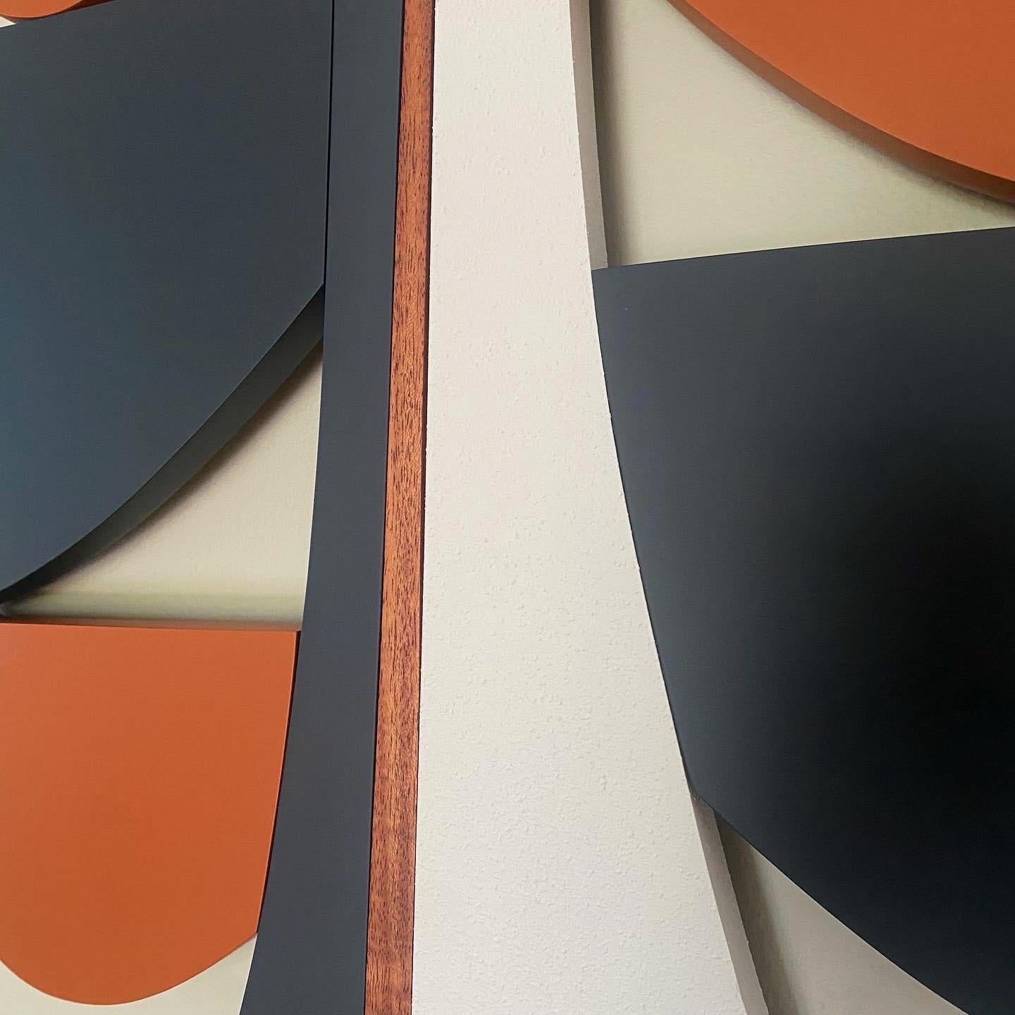 Sculpture murale Navy Bourbon moderne du milieu du siècle dernier, blanc, bleu marine, bois et bleu orangé 1