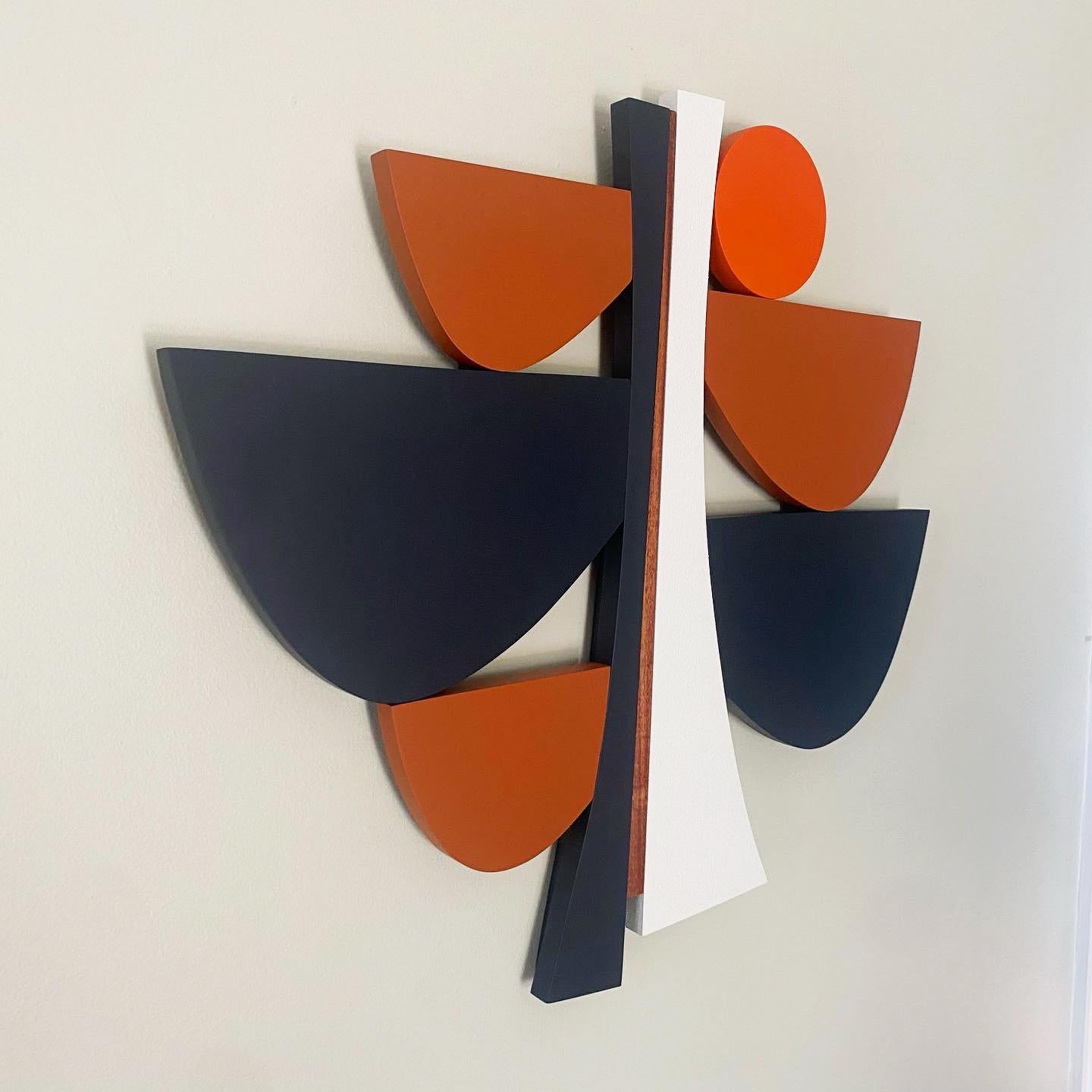 Sculpture murale Navy Bourbon moderne du milieu du siècle dernier, blanc, bleu marine, bois et bleu orangé 2