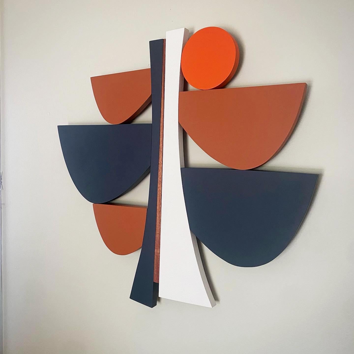 Sculpture murale Navy Bourbon moderne du milieu du siècle dernier, blanc, bleu marine, bois et bleu orangé - Mixed Media Art de Scott Troxel