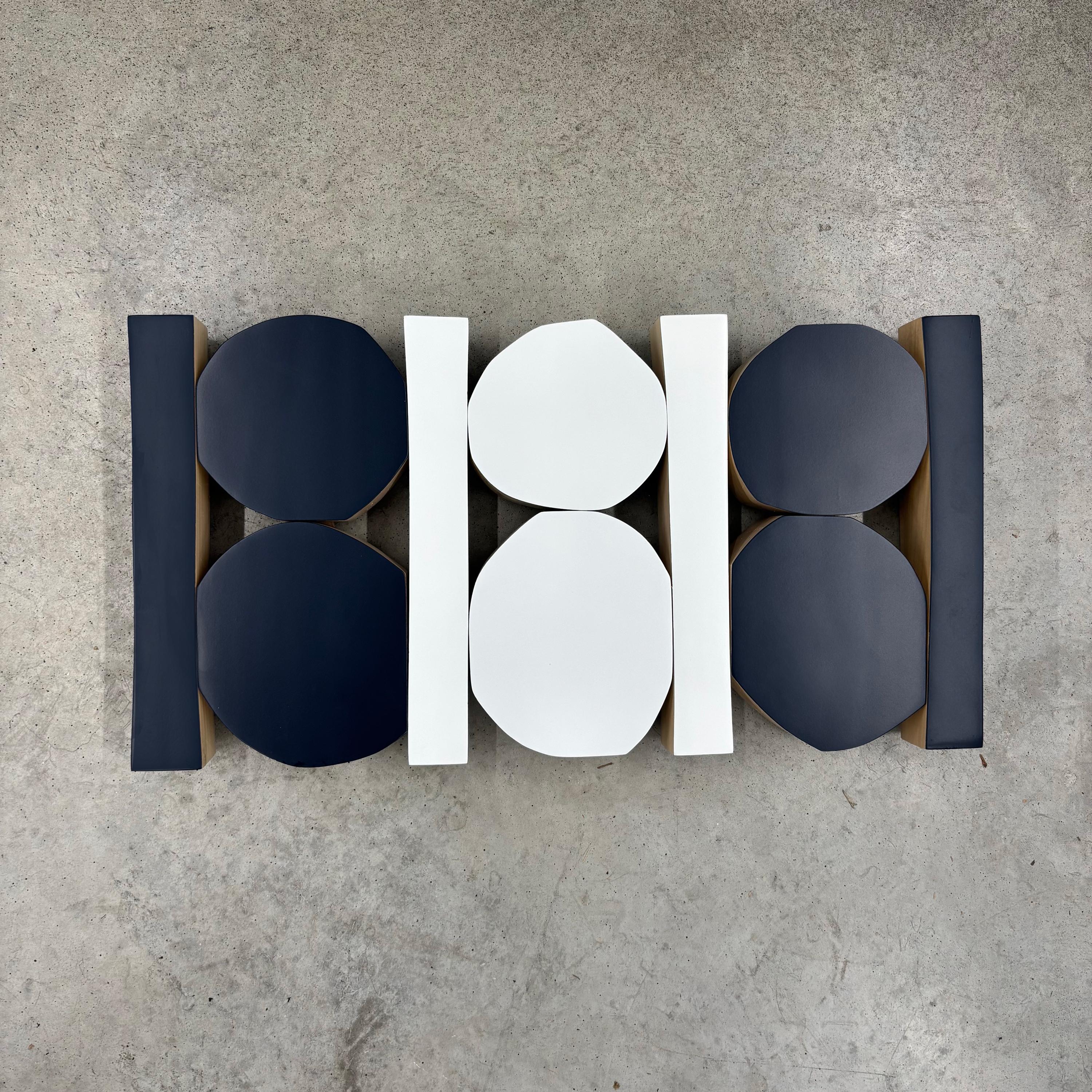 "Navy W" Wandskulptur - Moderne Mitte des Jahrhunderts, Modernismus, MCM, marineblau, weiß